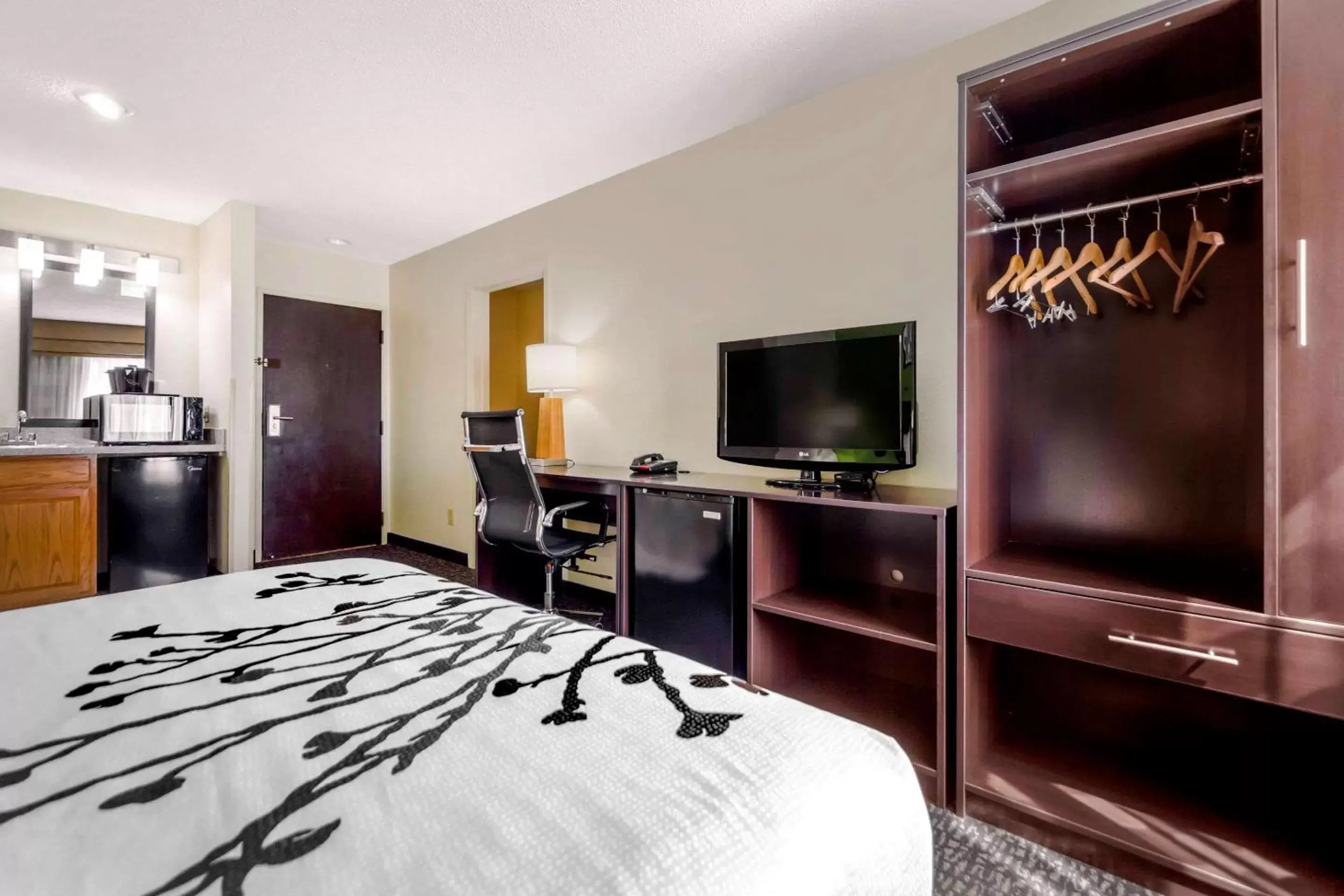 Photo of the whole room, TV/Entertainment Center in Sleep Inn & Suites Omaha Airport
