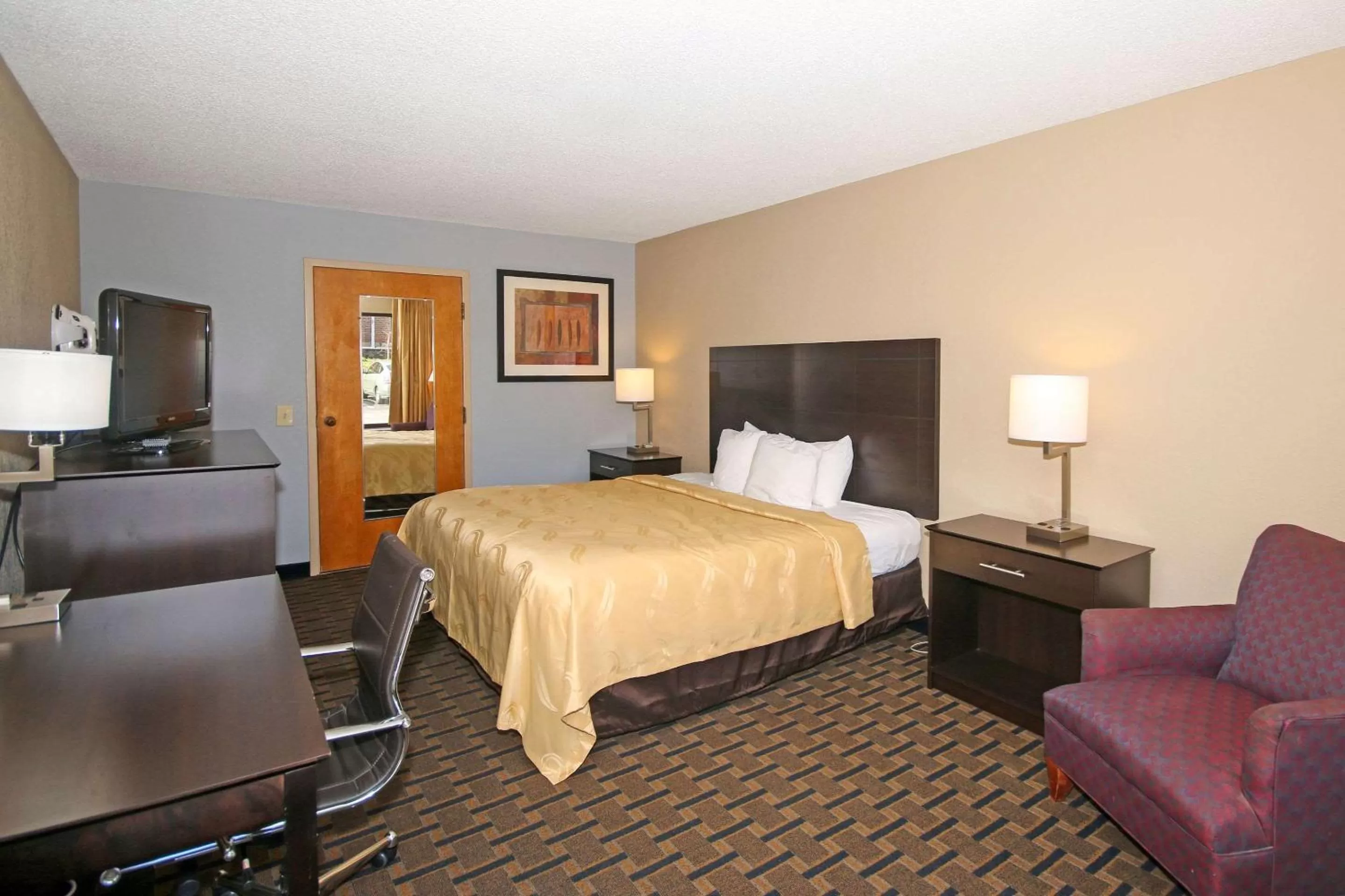 Photo of the whole room, Bed in Quality Inn Clinton - Laurens I-26