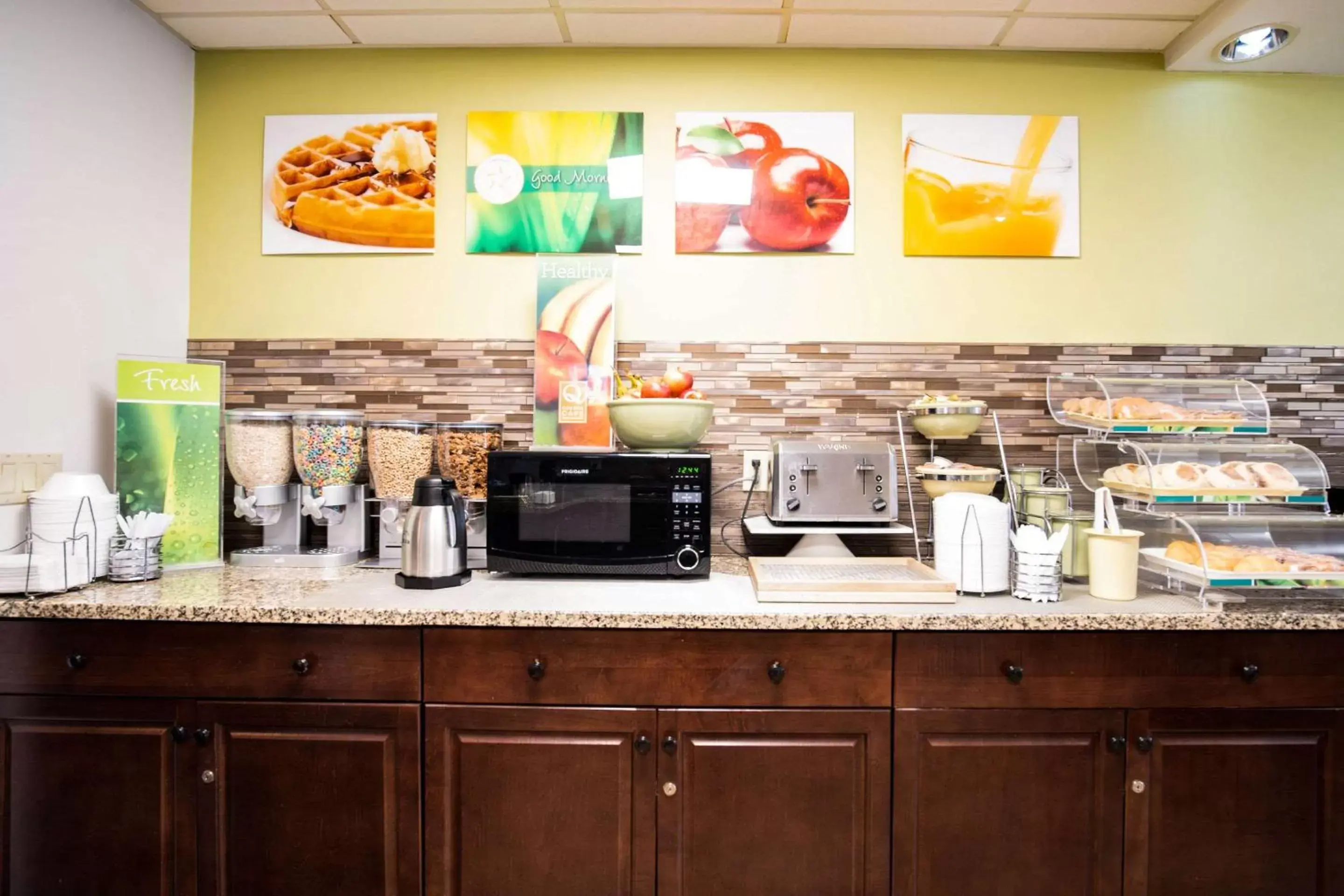 Restaurant/places to eat, Kitchen/Kitchenette in Quality Inn Cromwell - Middletown