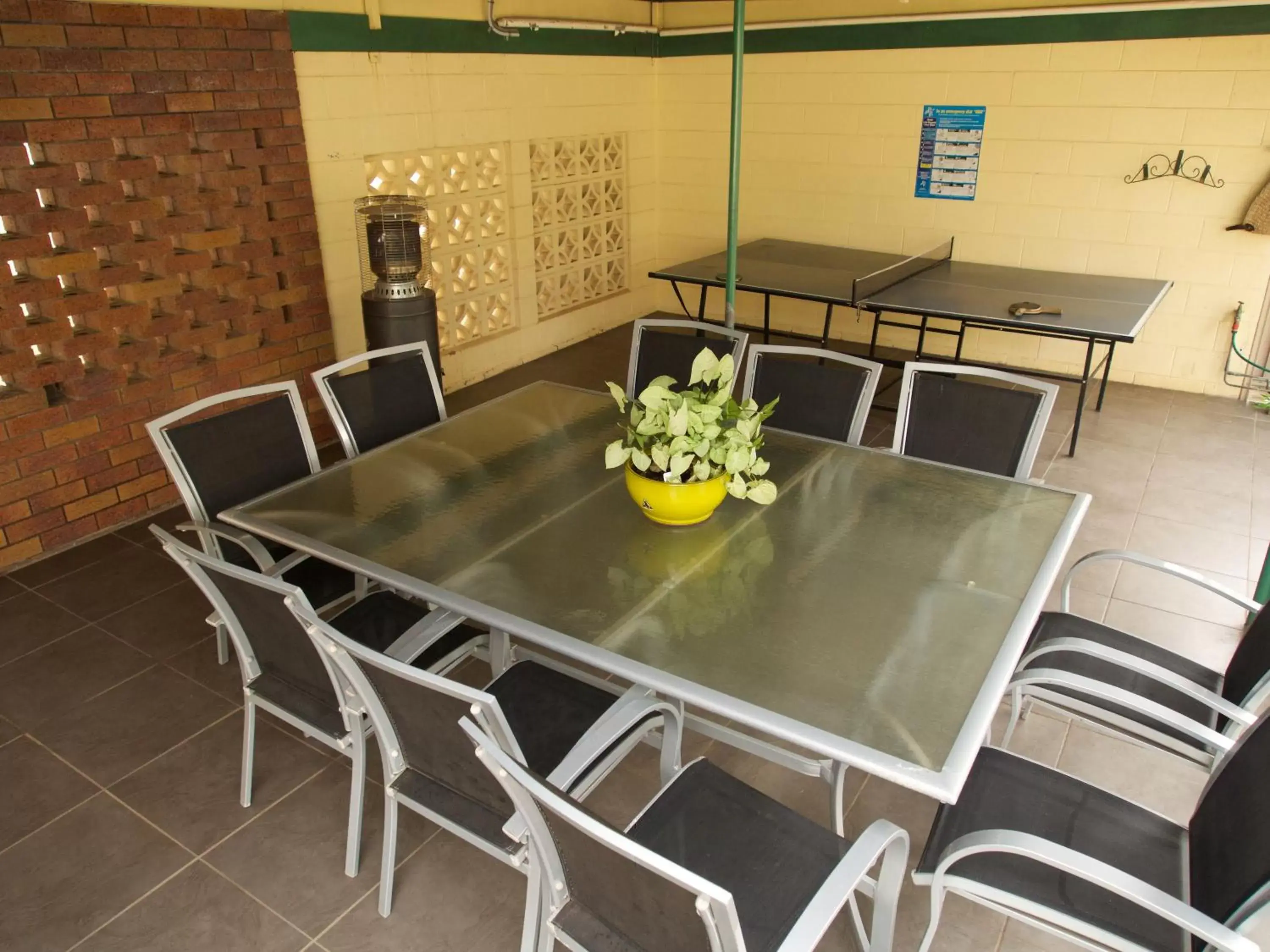 BBQ facilities, Dining Area in Ruthven Street Motor Inn