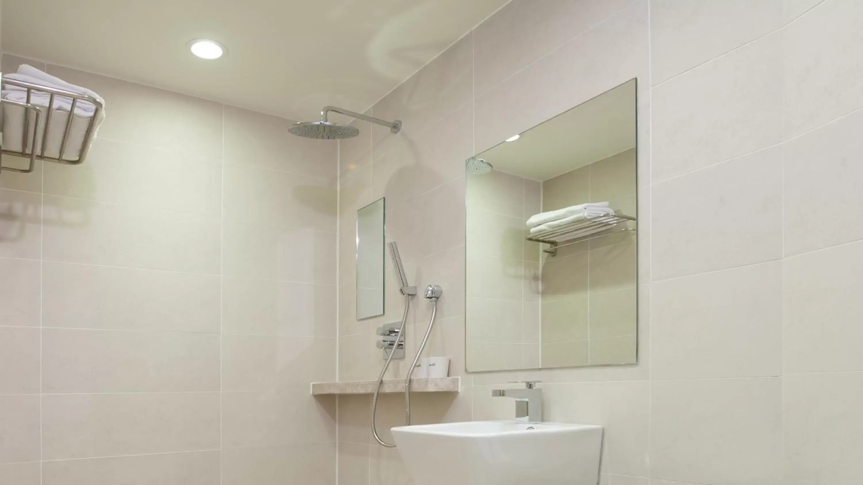 Shower, Bathroom in Rian Hotel