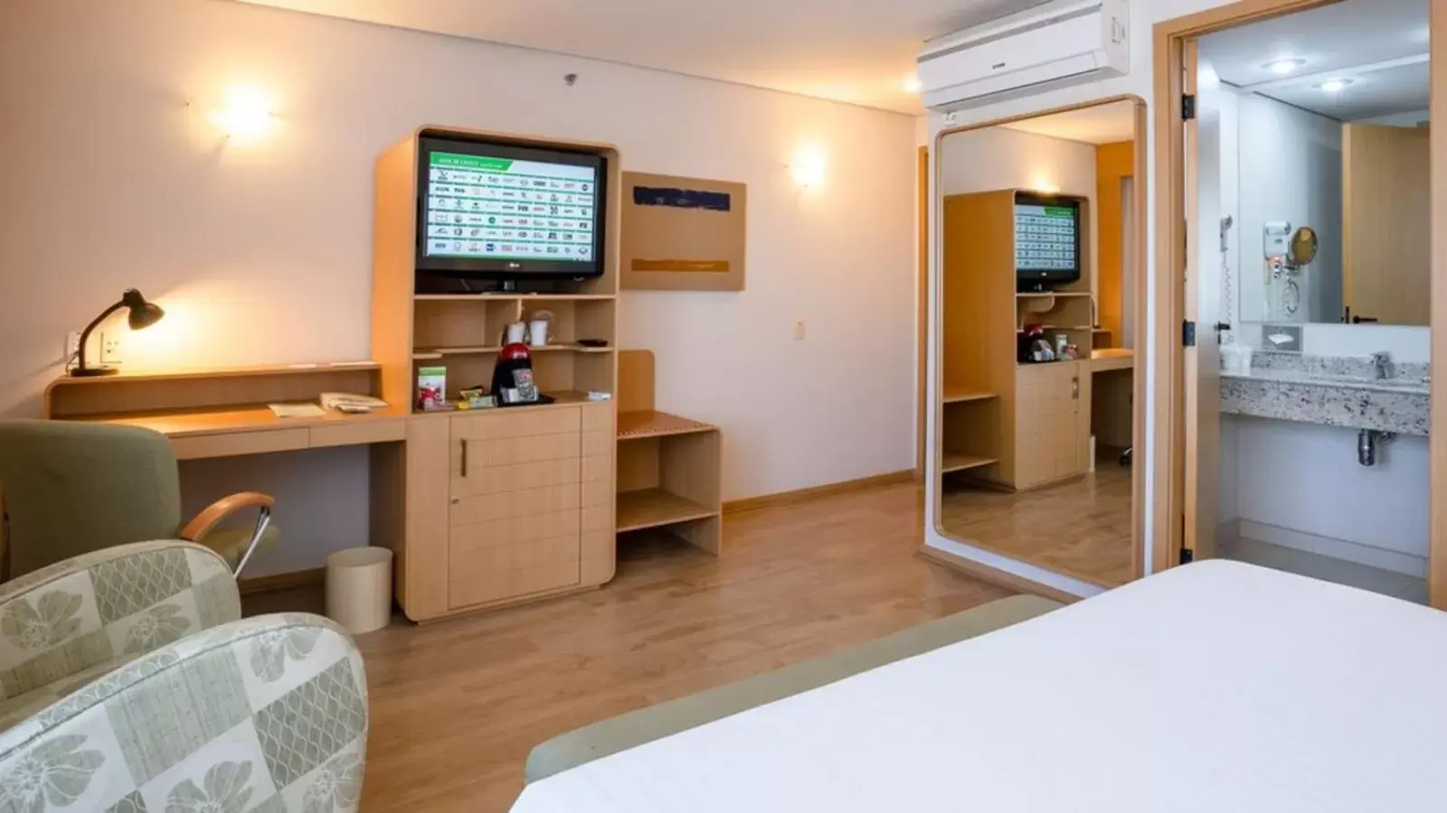Bedroom, TV/Entertainment Center in Holiday Inn Parque Anhembi, an IHG Hotel