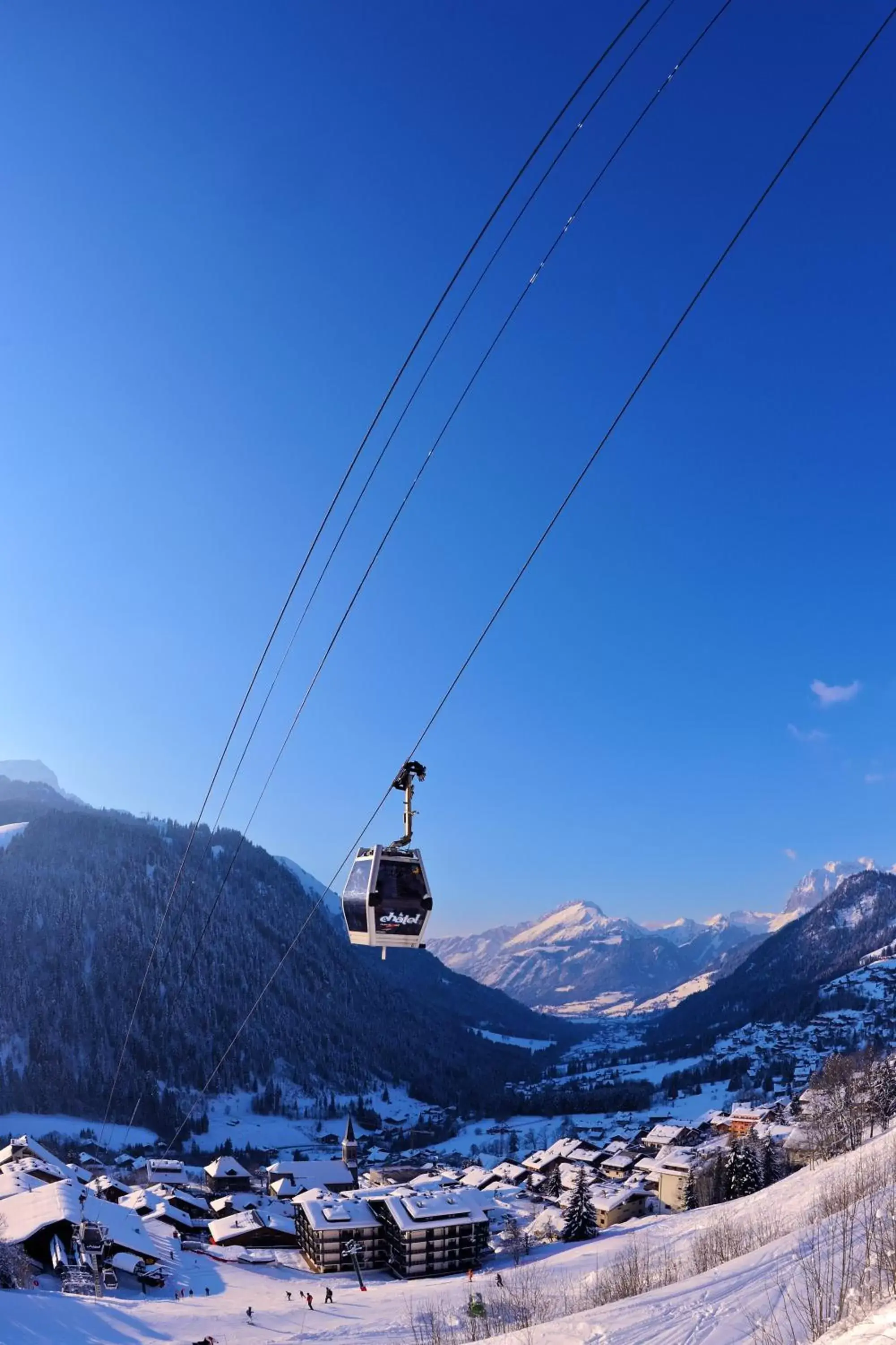 Skiing, Winter in L'Escale (accès en télécabine)