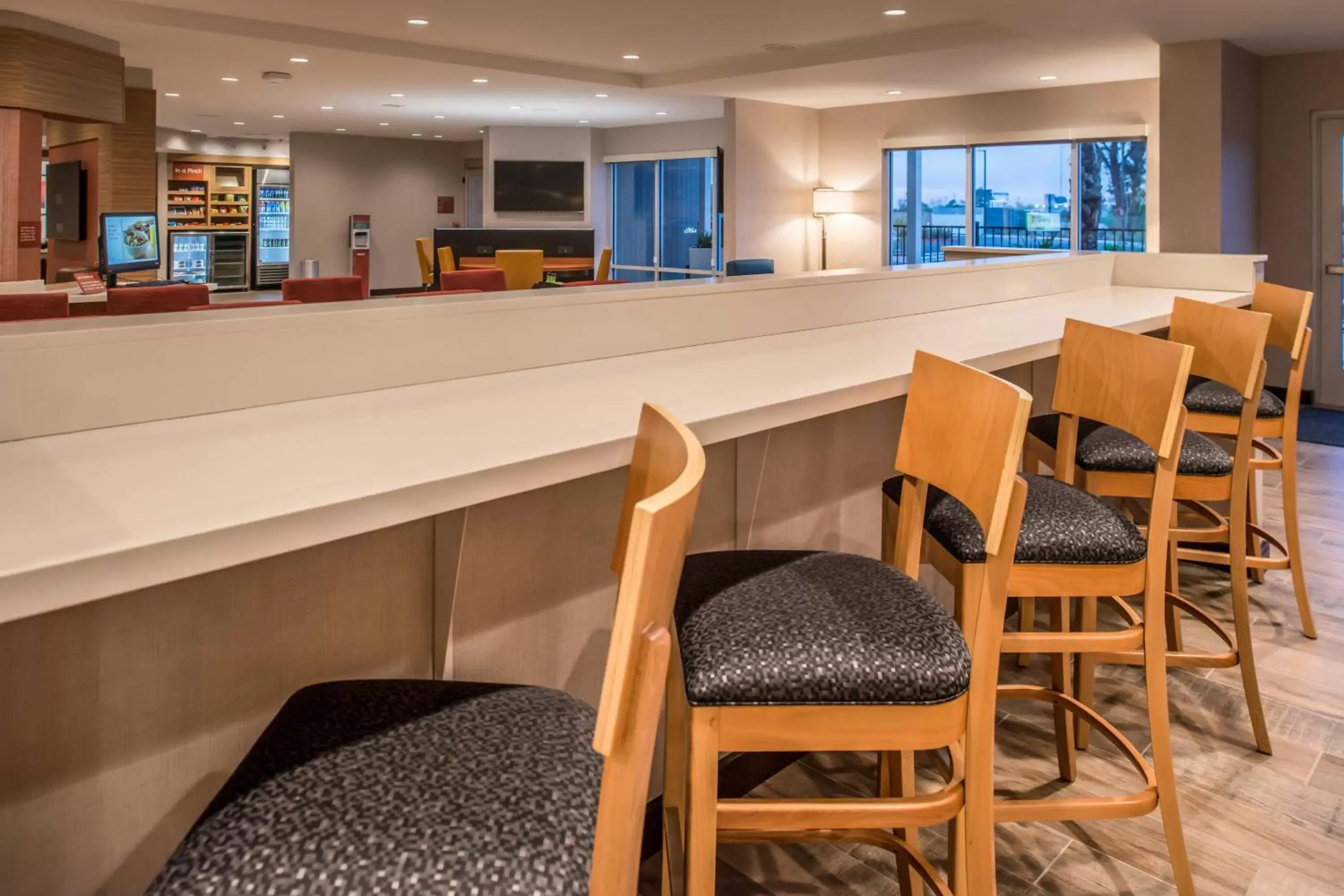 Breakfast, Lounge/Bar in TownePlace Suites by Marriott Merced