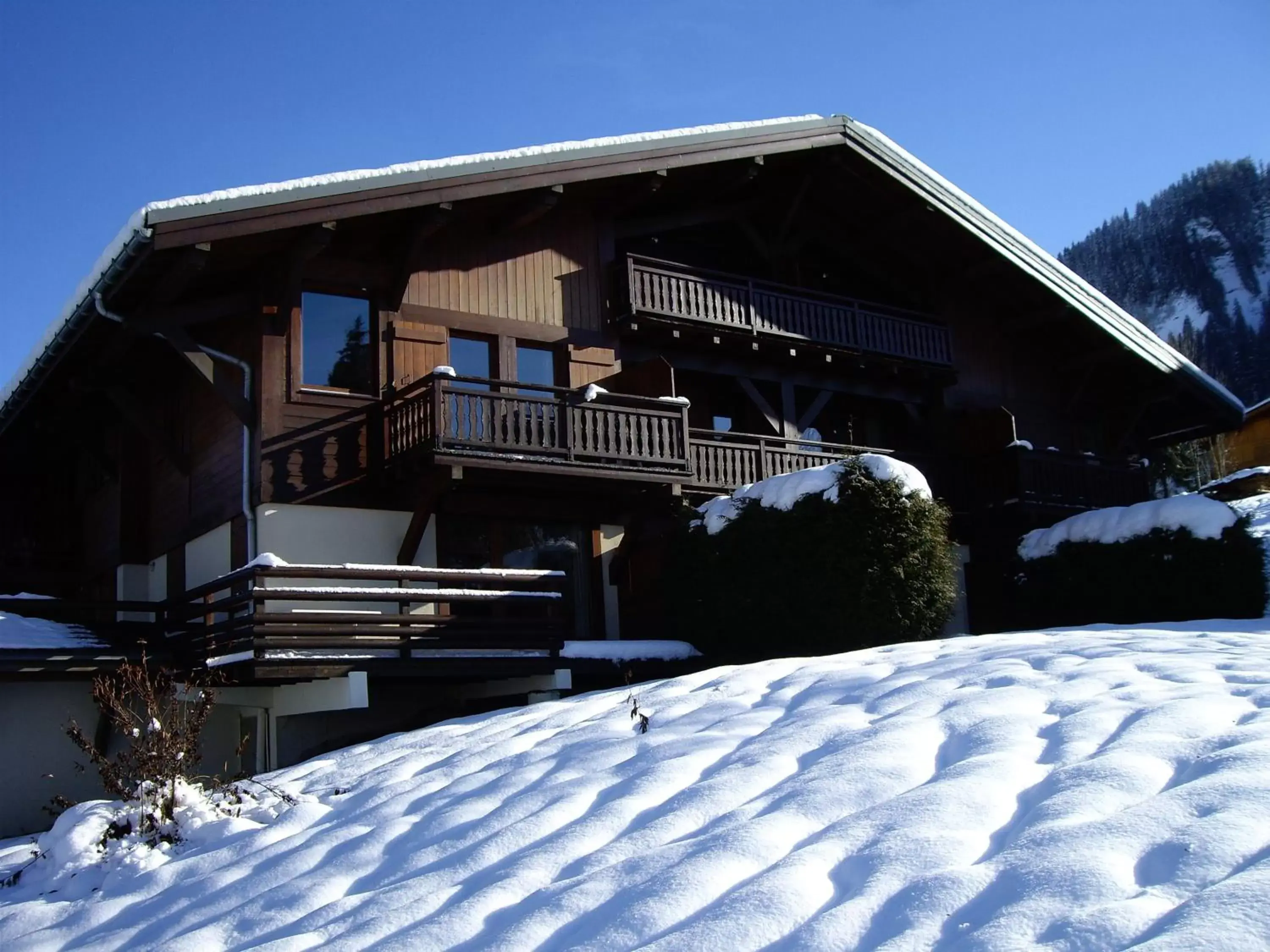 Facade/entrance, Winter in La Résidence de L'Ours