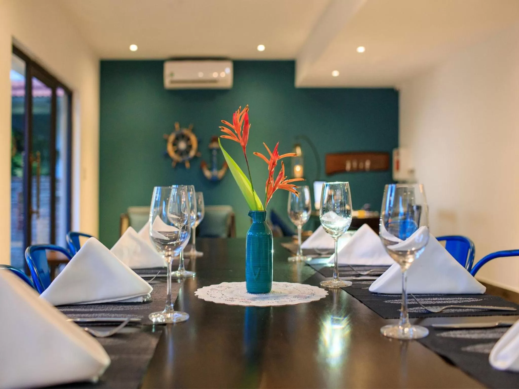 Restaurant/places to eat in The Blue Alcove Hotel