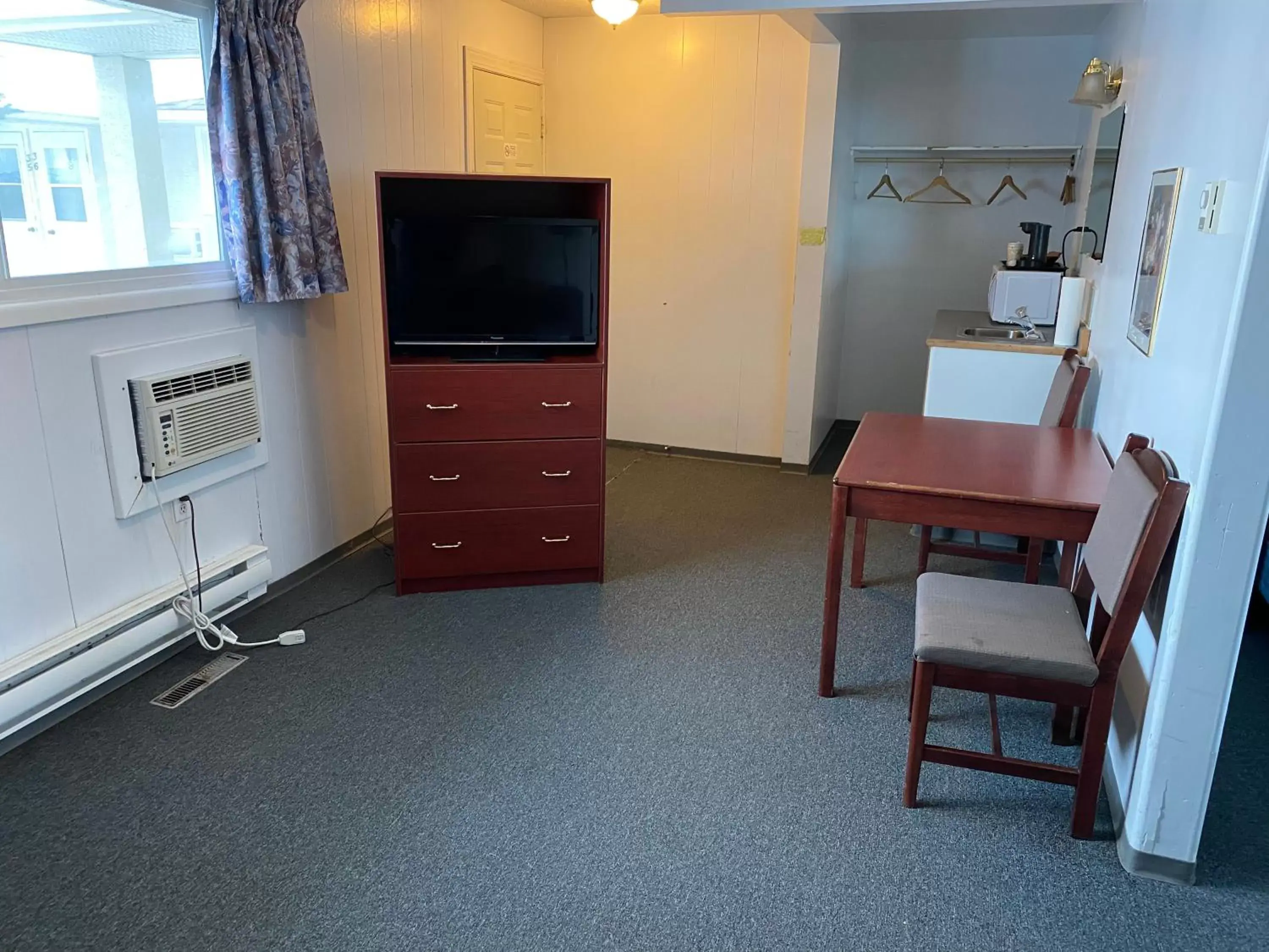 TV and multimedia, TV/Entertainment Center in Hitching Post Motel