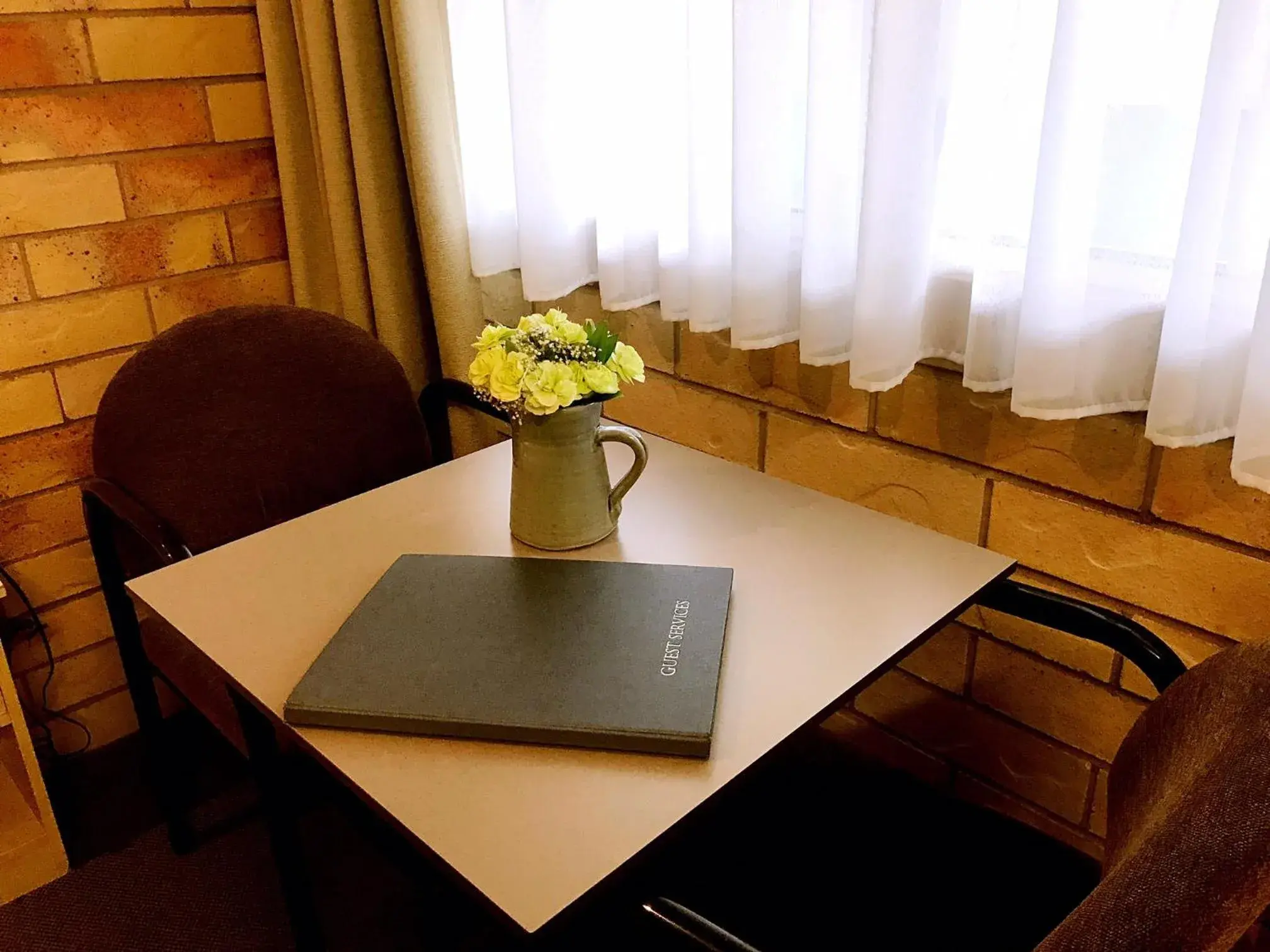 Coffee/tea facilities, Seating Area in Starlight Motor Inn