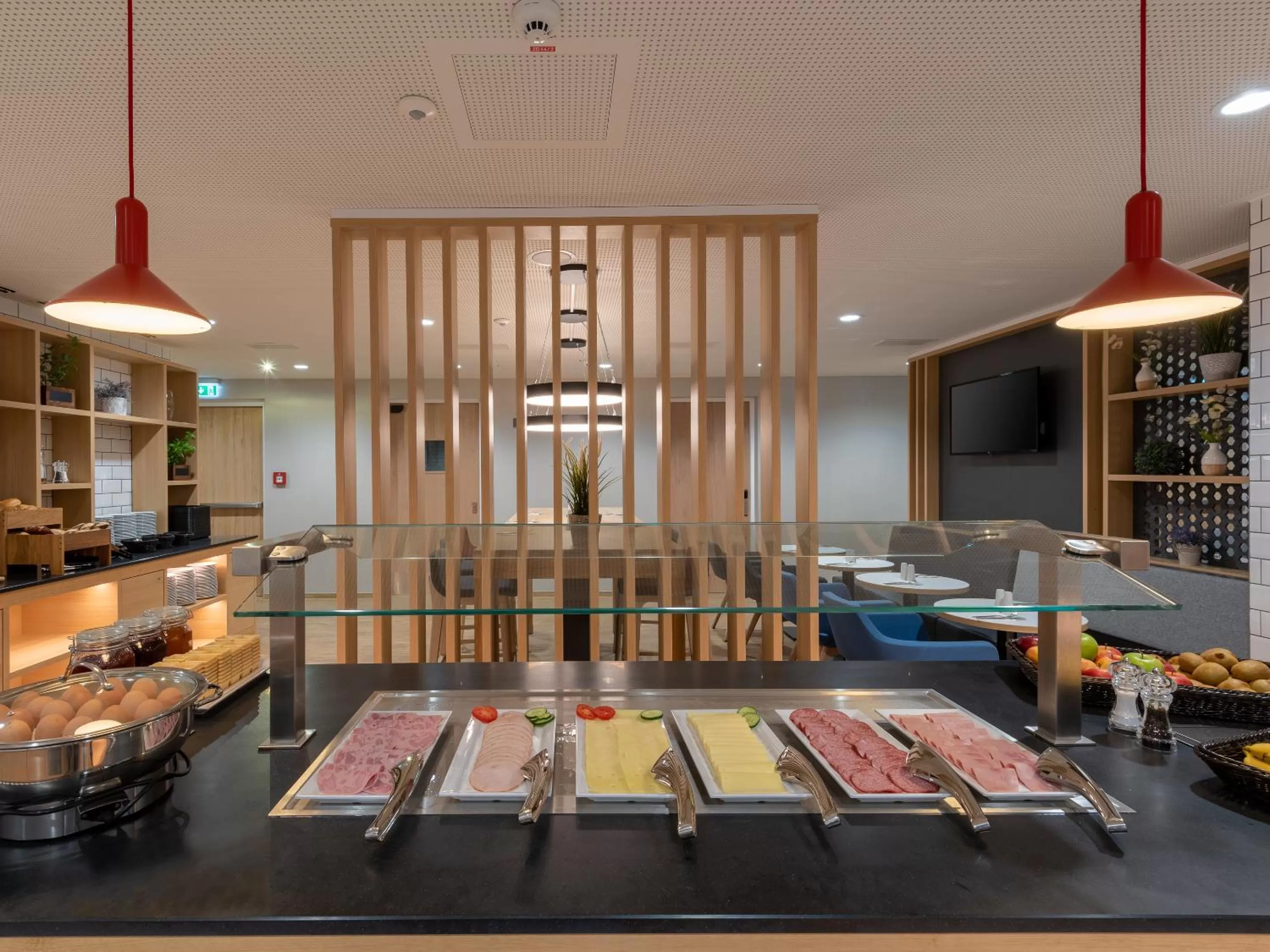 Continental breakfast in Holiday Inn Express - Hamburg South A7-AS42 by IHG