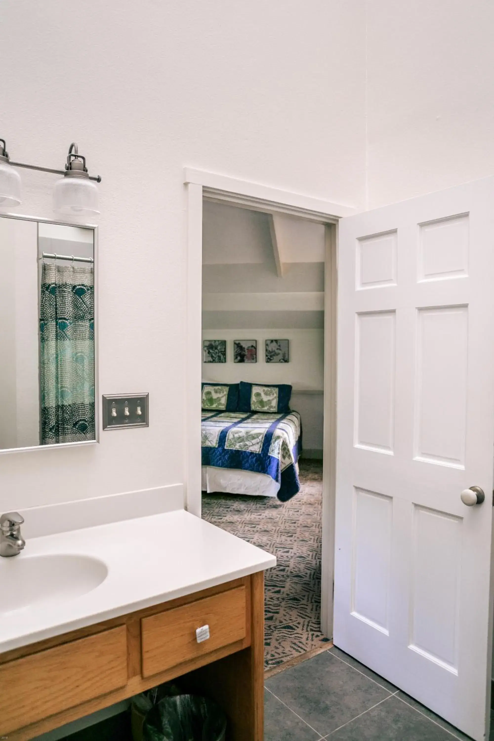 Bathroom in Kilauea Lodge and Restaurant