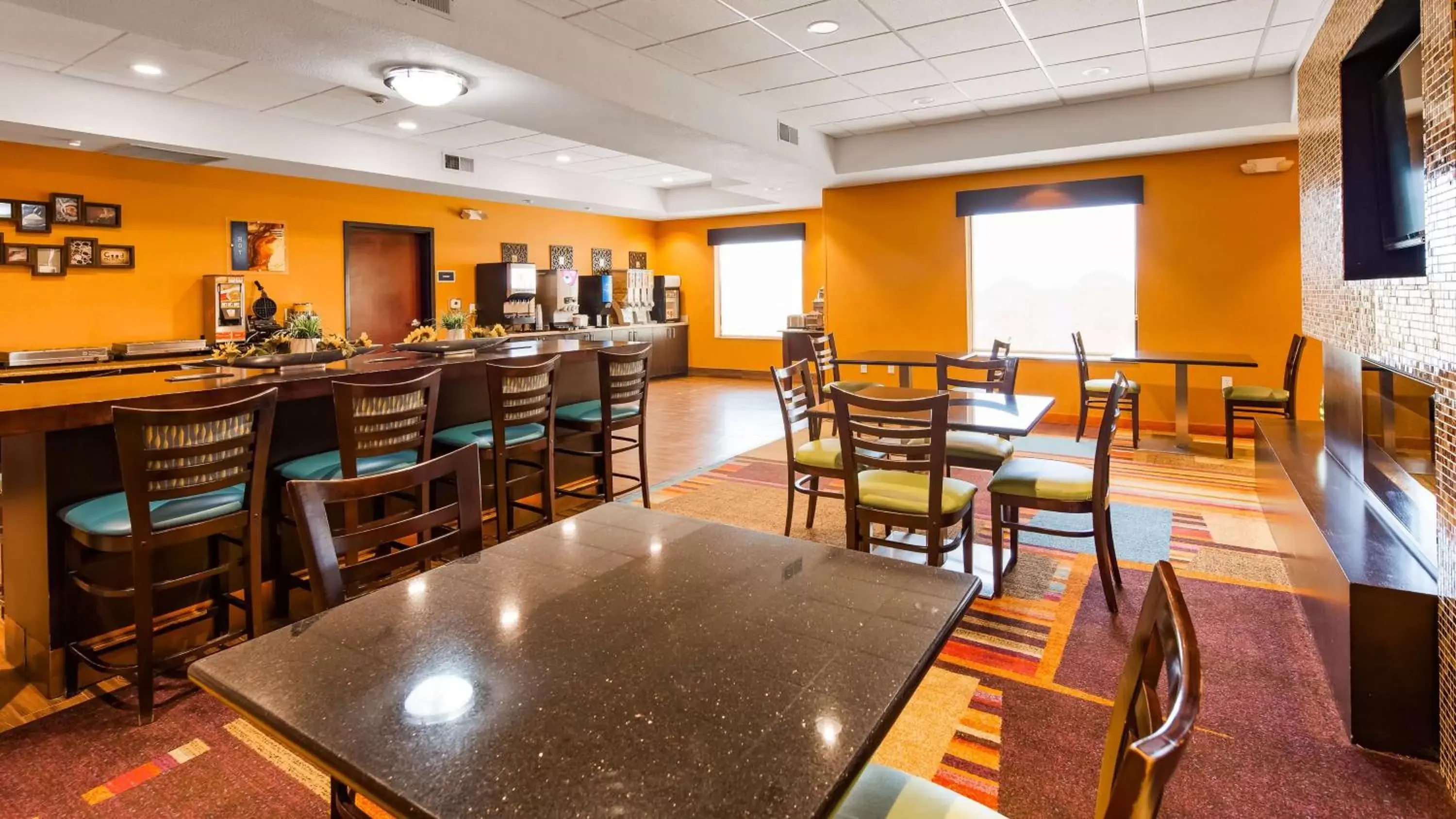 Restaurant/Places to Eat in Best Western Plus Hiawatha Hotel