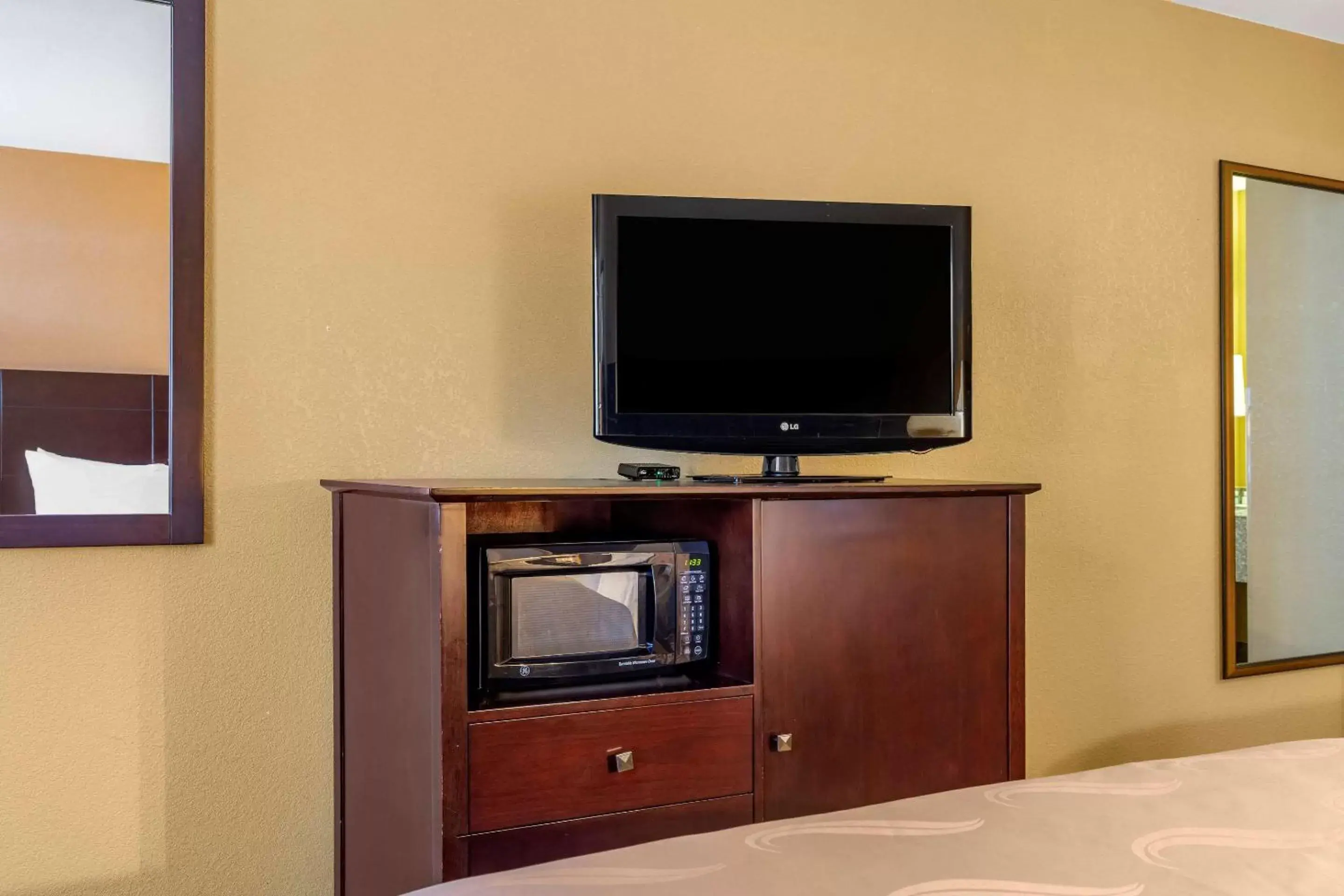 Photo of the whole room, TV/Entertainment Center in Quality Inn Russellville I-40