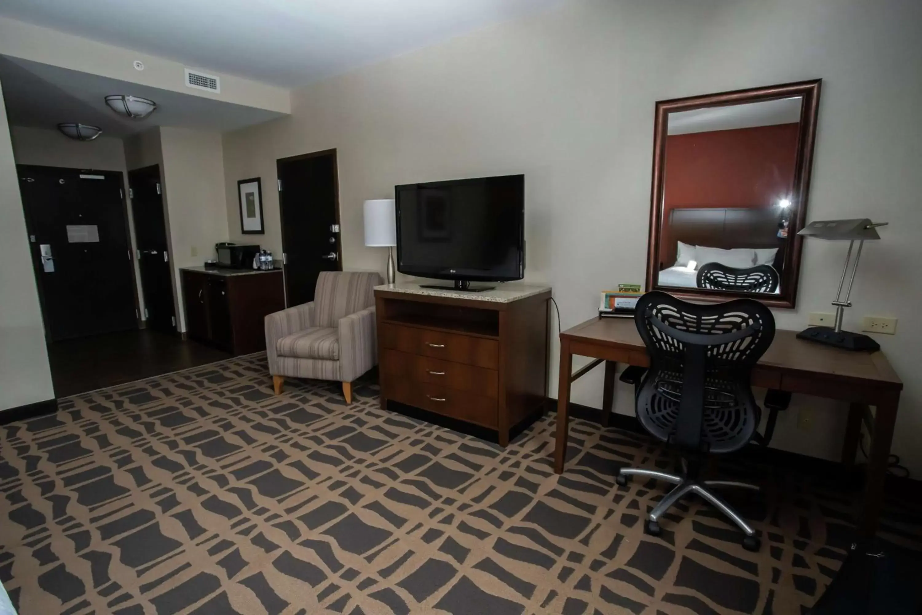Bedroom, TV/Entertainment Center in Hilton Garden Inn Dayton South - Austin Landing
