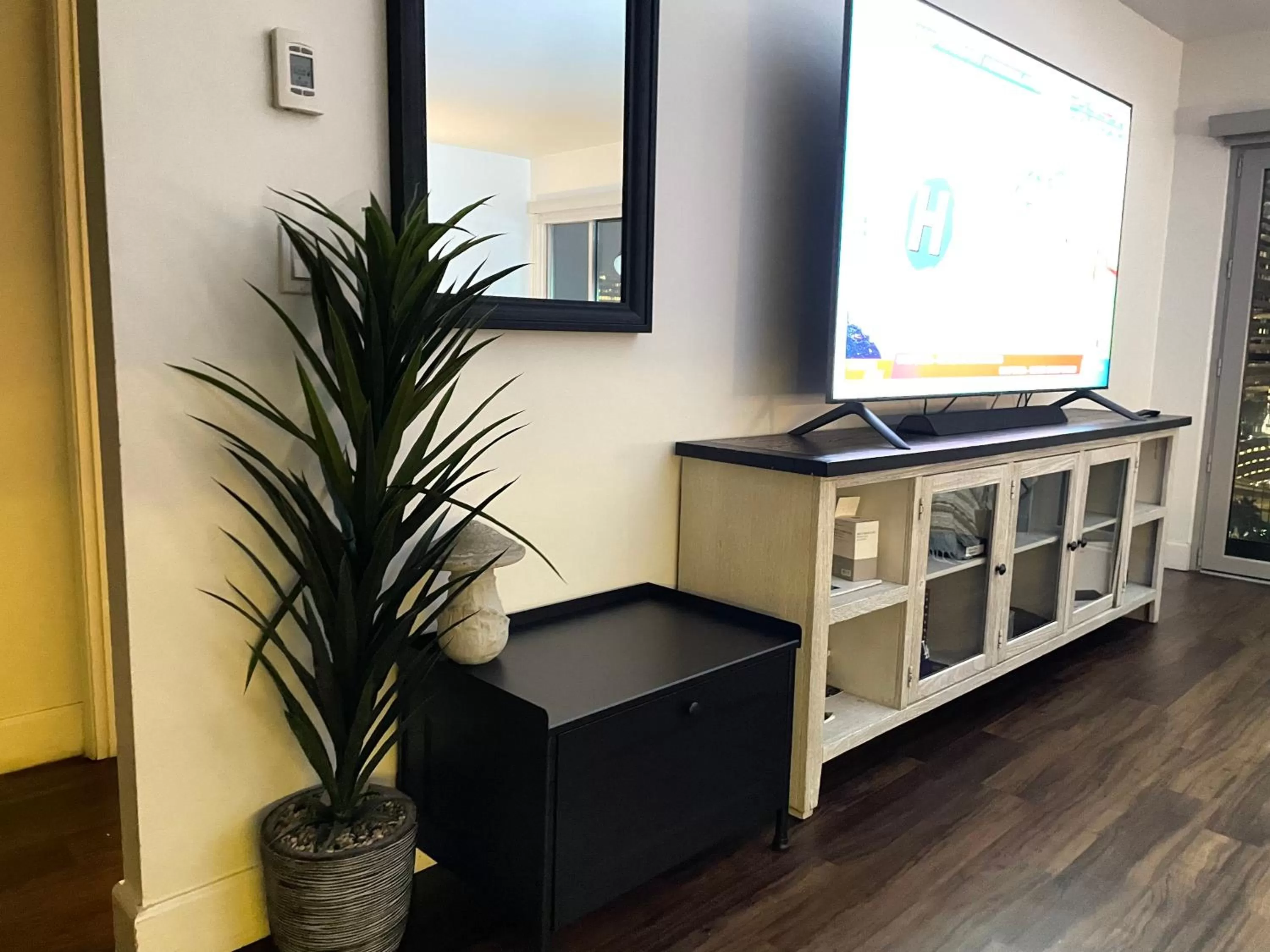 TV and multimedia, TV/Entertainment Center in Amazing DTLA View 1bd Full Kitchen Free Private Parking.