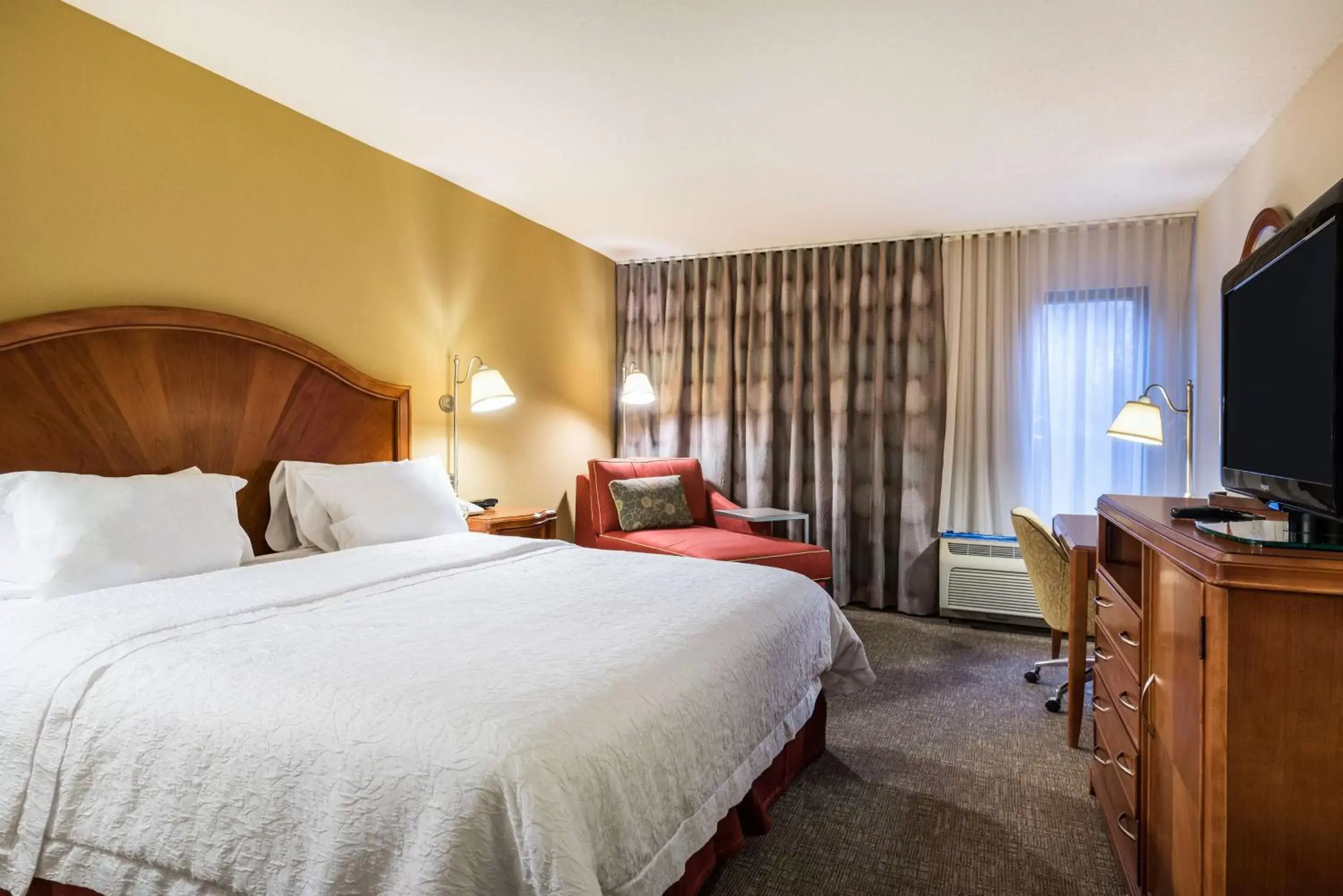 Bedroom, Bed in Hampton Inn Roanoke/Hollins - I-81