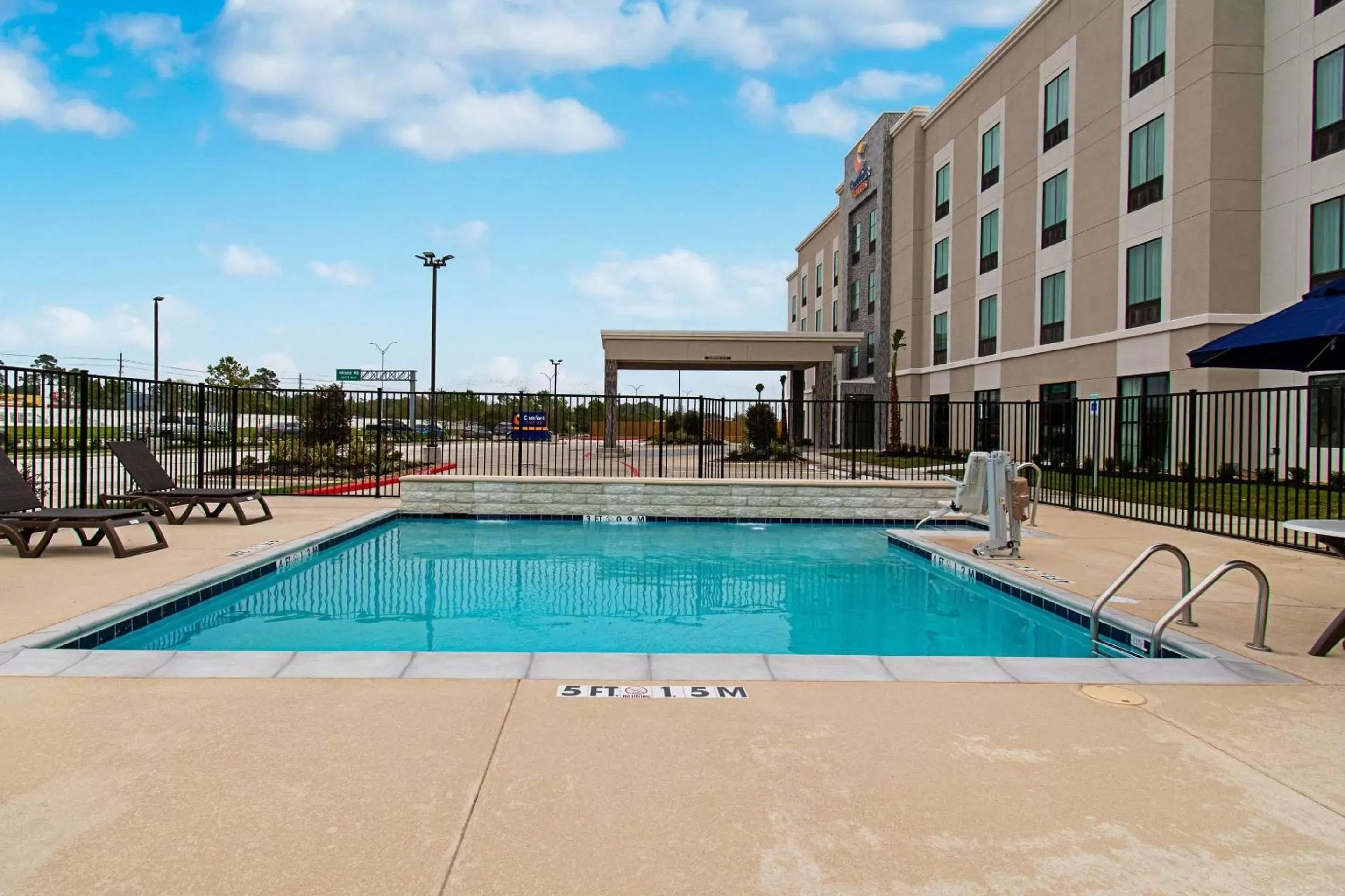 On site, Swimming Pool in Comfort Suites Humble Houston IAH