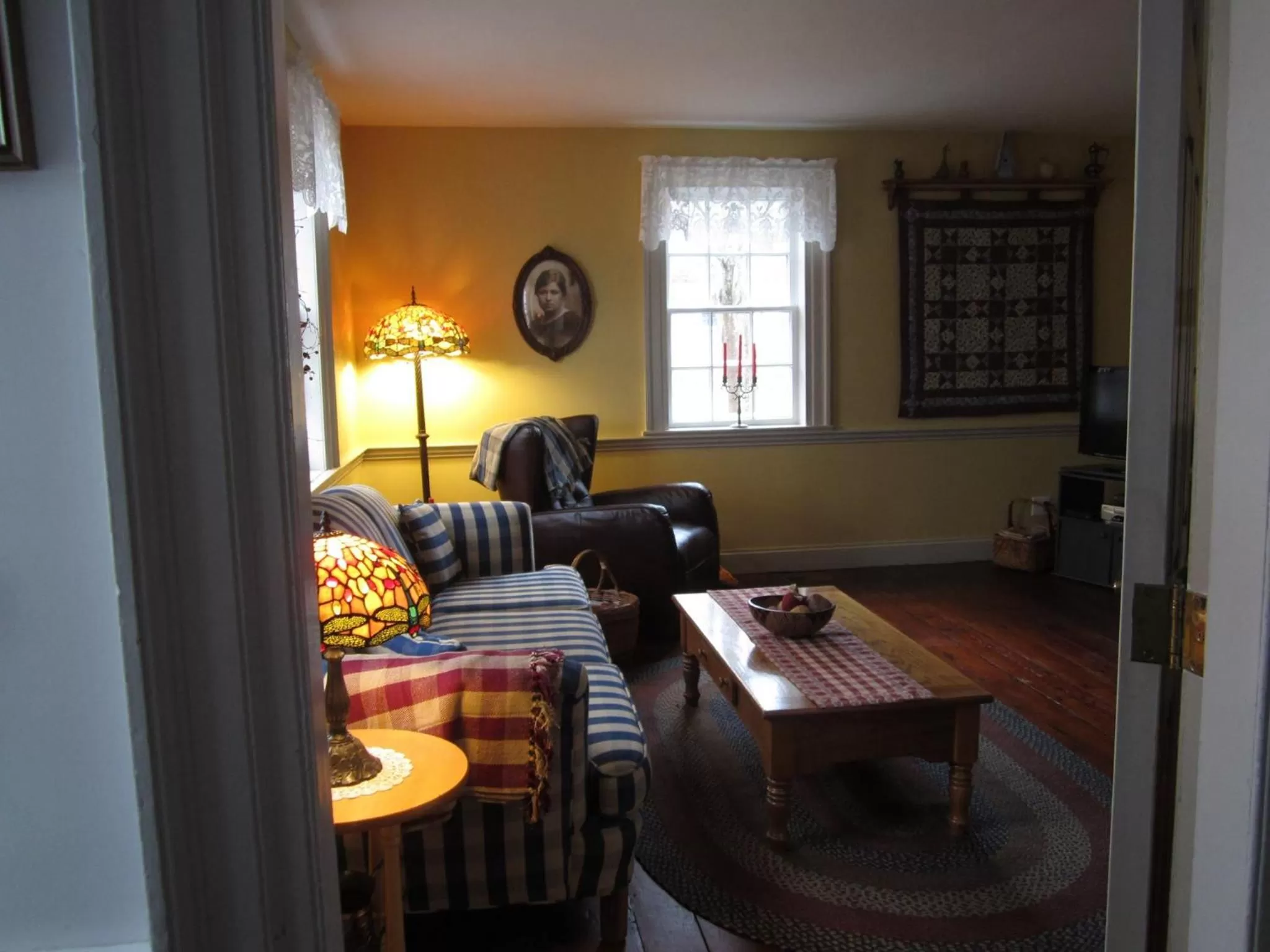 Living room in Grand Oak Manor Bed and Breakfast