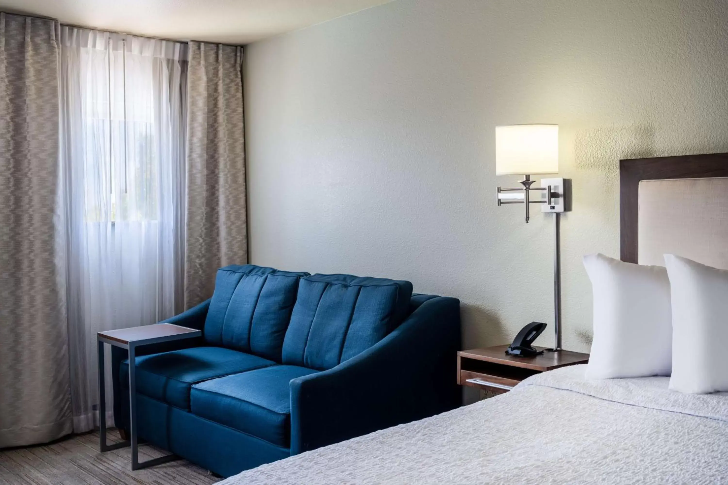 Living room, Seating Area in Hampton Inn Irvine/East Lake Forest