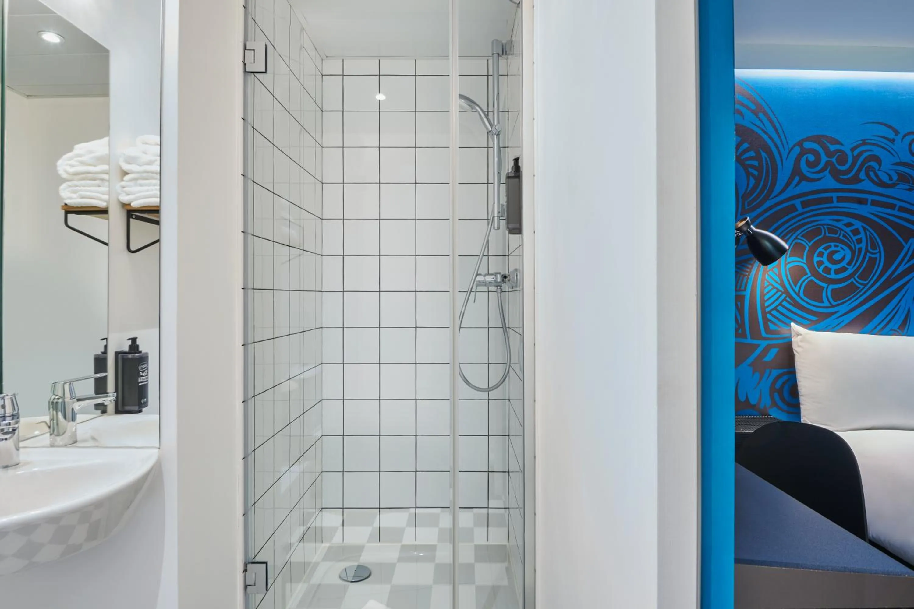 Bathroom in Ibis Styles Paris Gare de l'Est Magenta