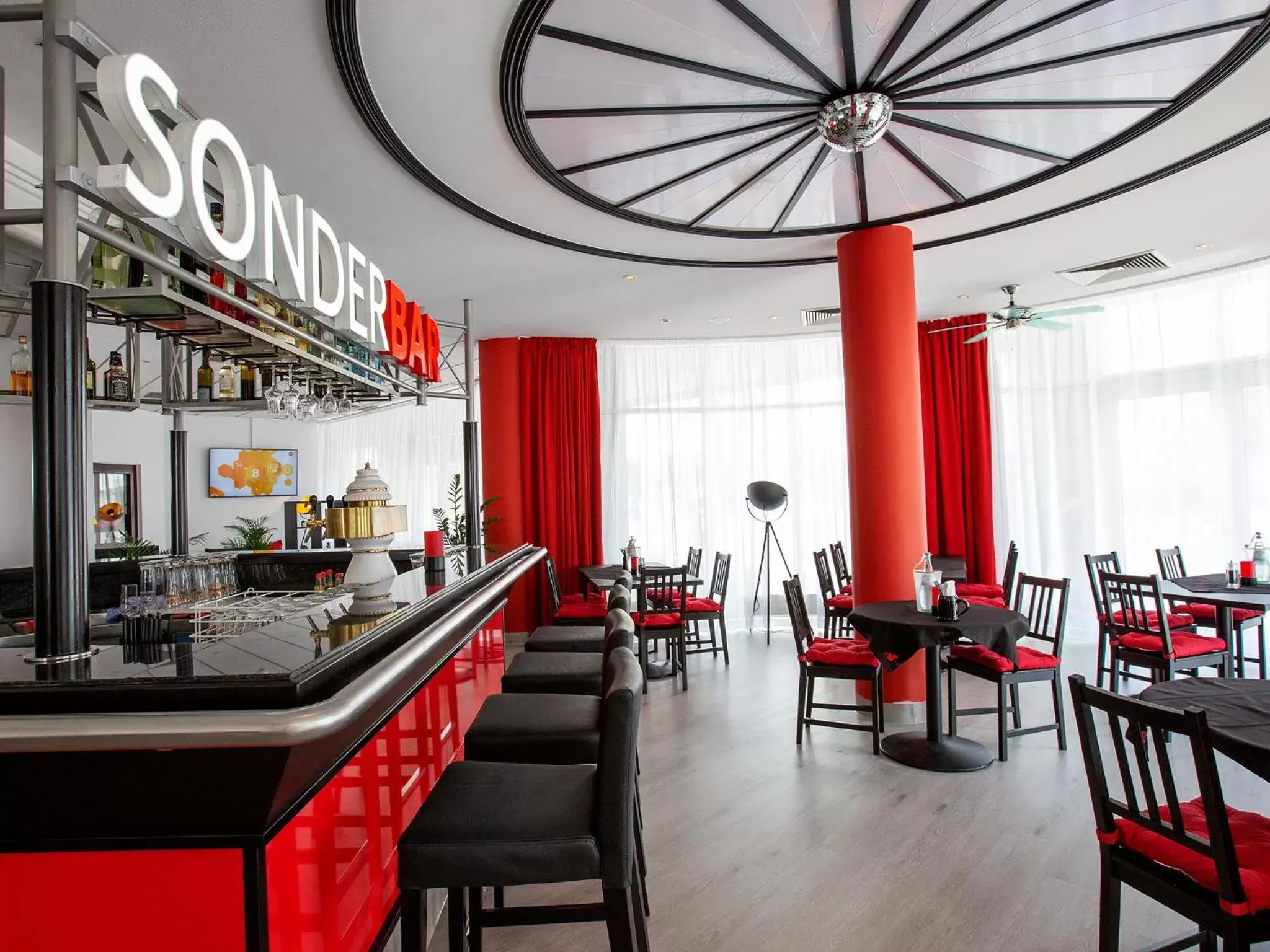 Lounge or bar, Restaurant/Places to Eat in DORMERO Hotel Dessau-Roßlau