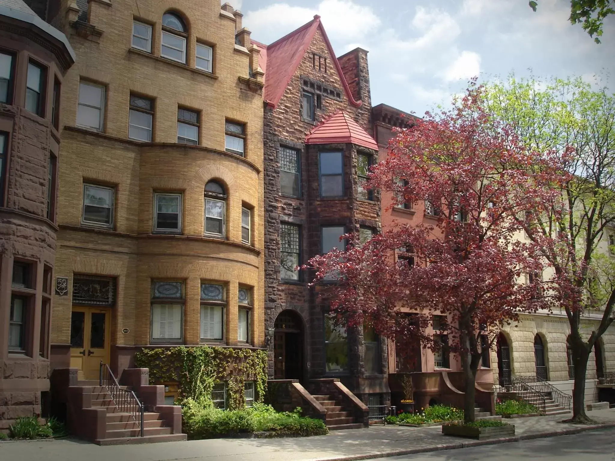 Facade/entrance, Property Building in Morgan State House Inn