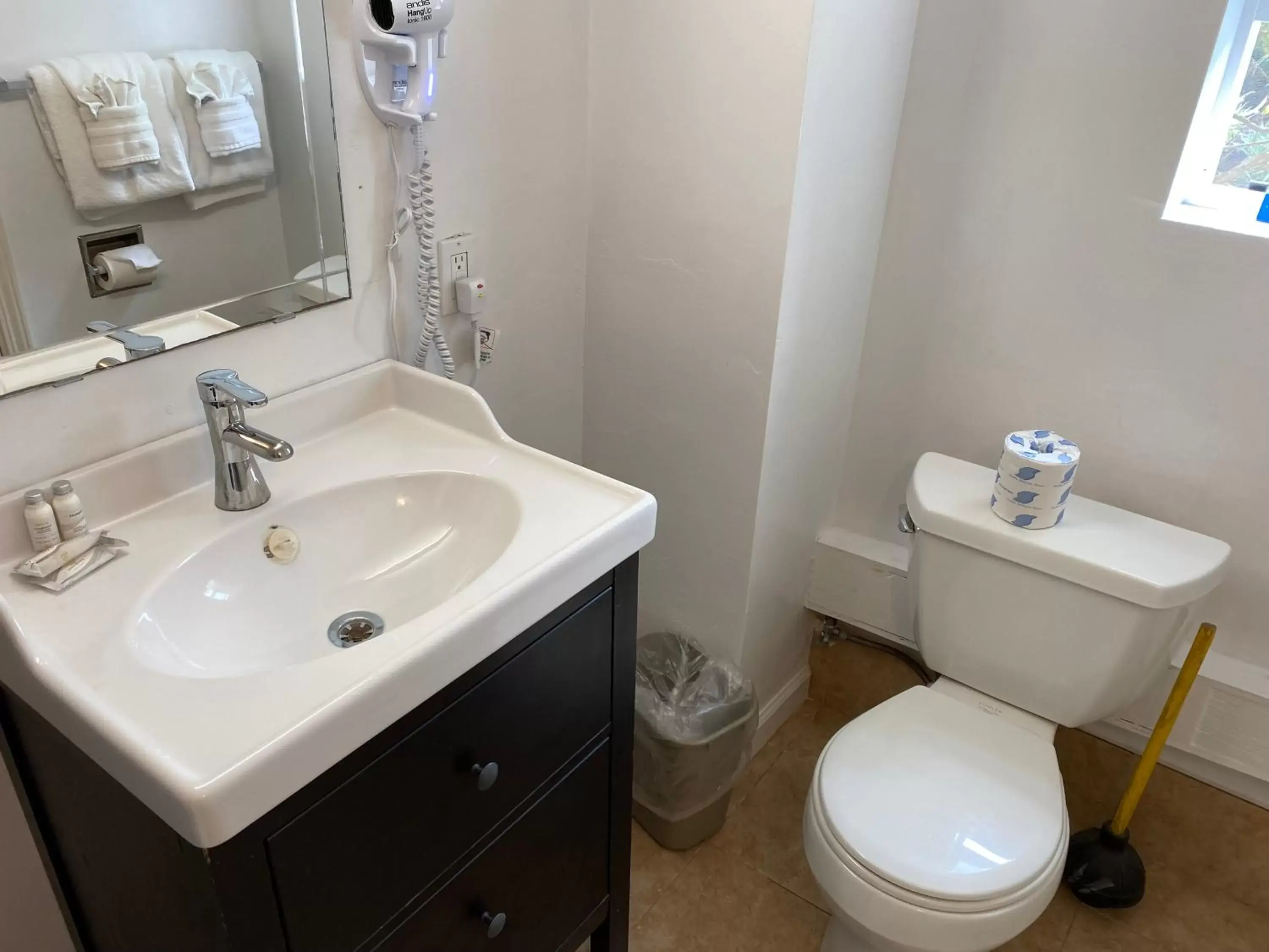 Bathroom in Bide-A-Wee Inn and Cottages