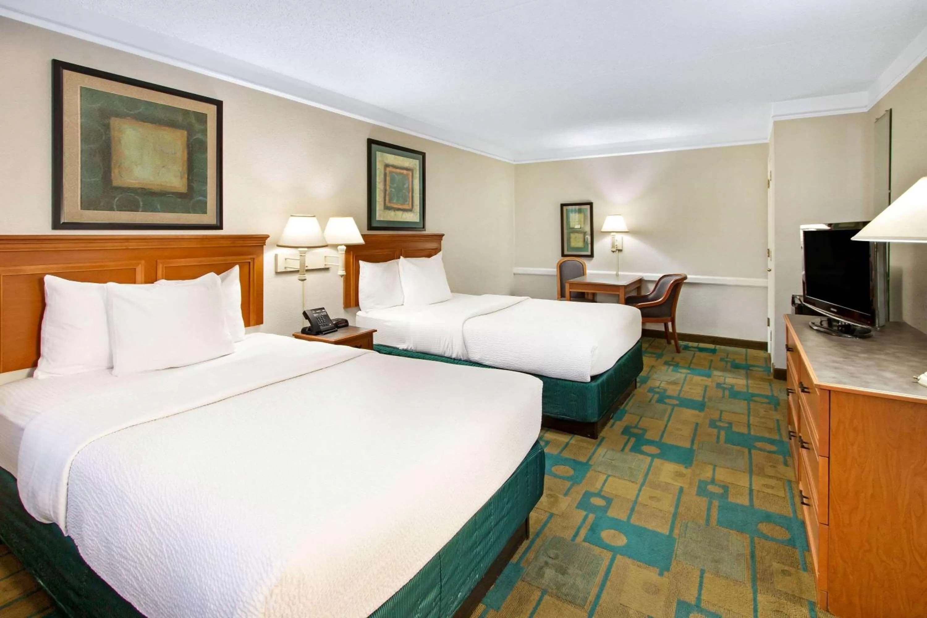 Photo of the whole room, Bed in La Quinta Inn by Wyndham Albuquerque Airport