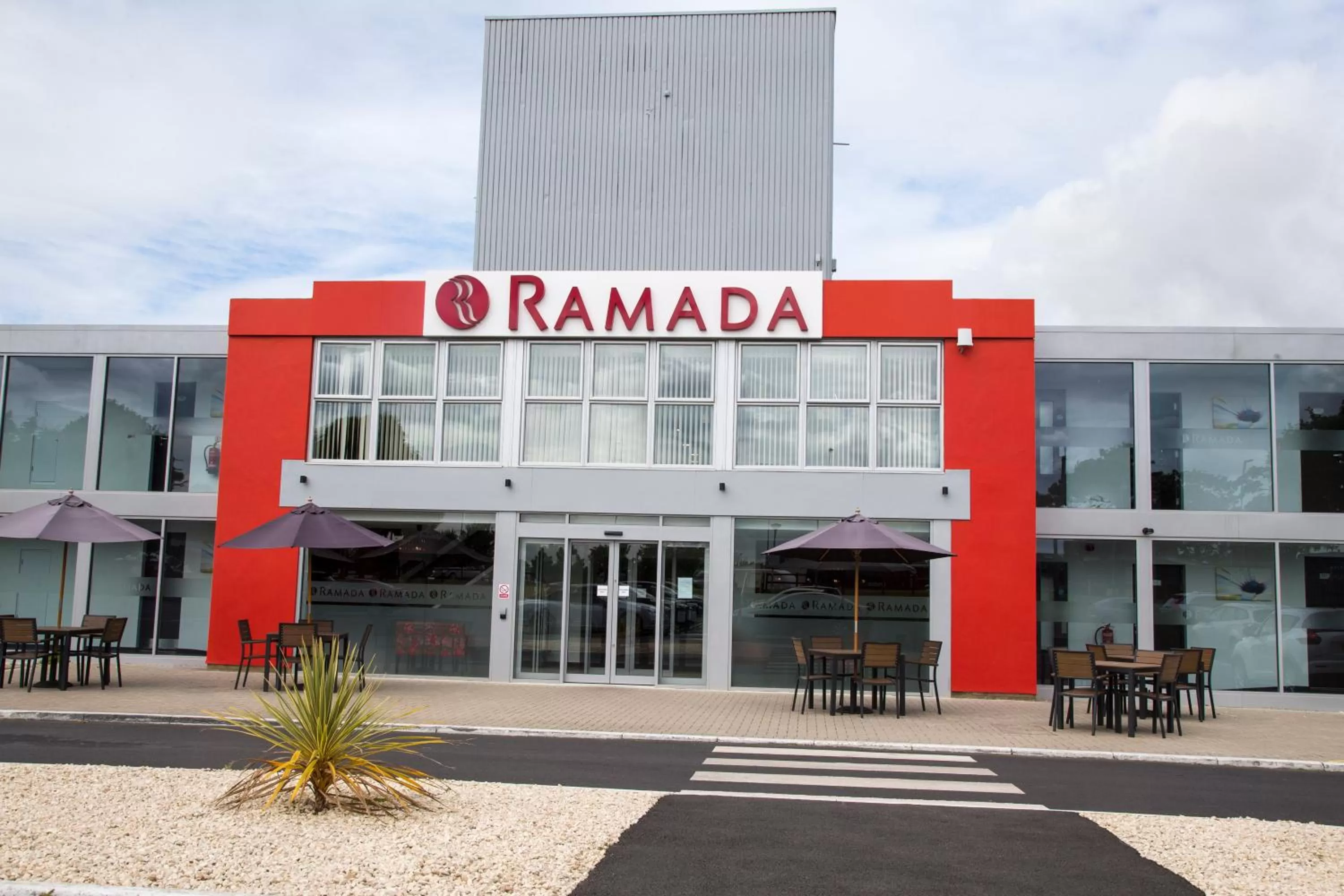 Facade/entrance in Ramada Milton Keynes