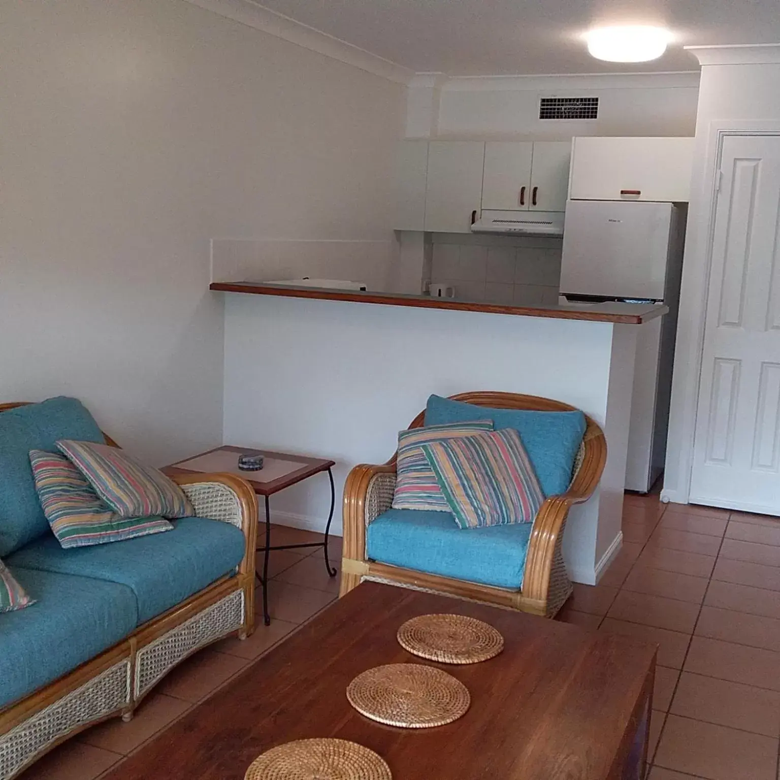 Kitchen or kitchenette, Seating Area in The York Beachfront Holiday Apartments