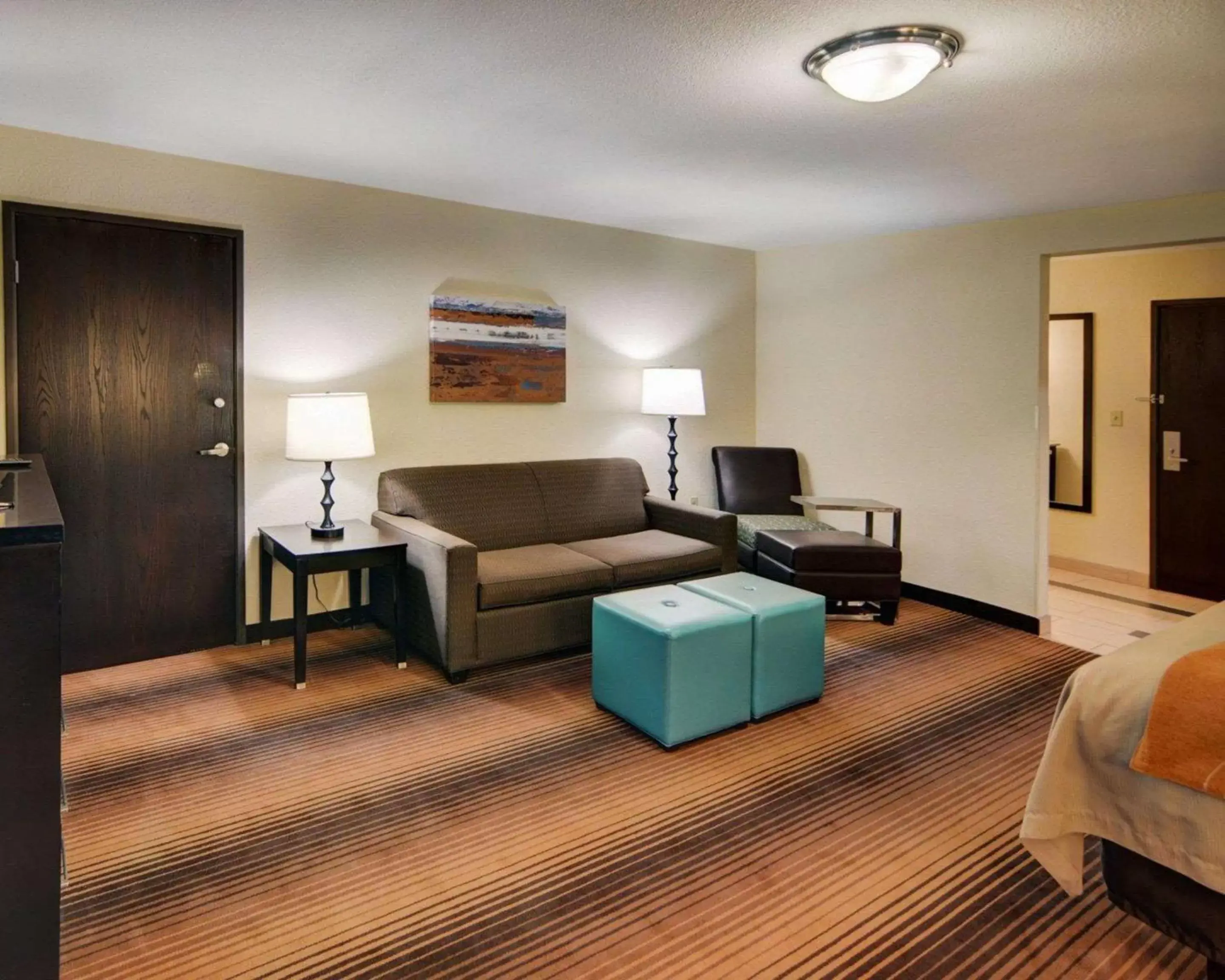Photo of the whole room, Seating Area in Comfort Inn Grapevine Near DFW Airport