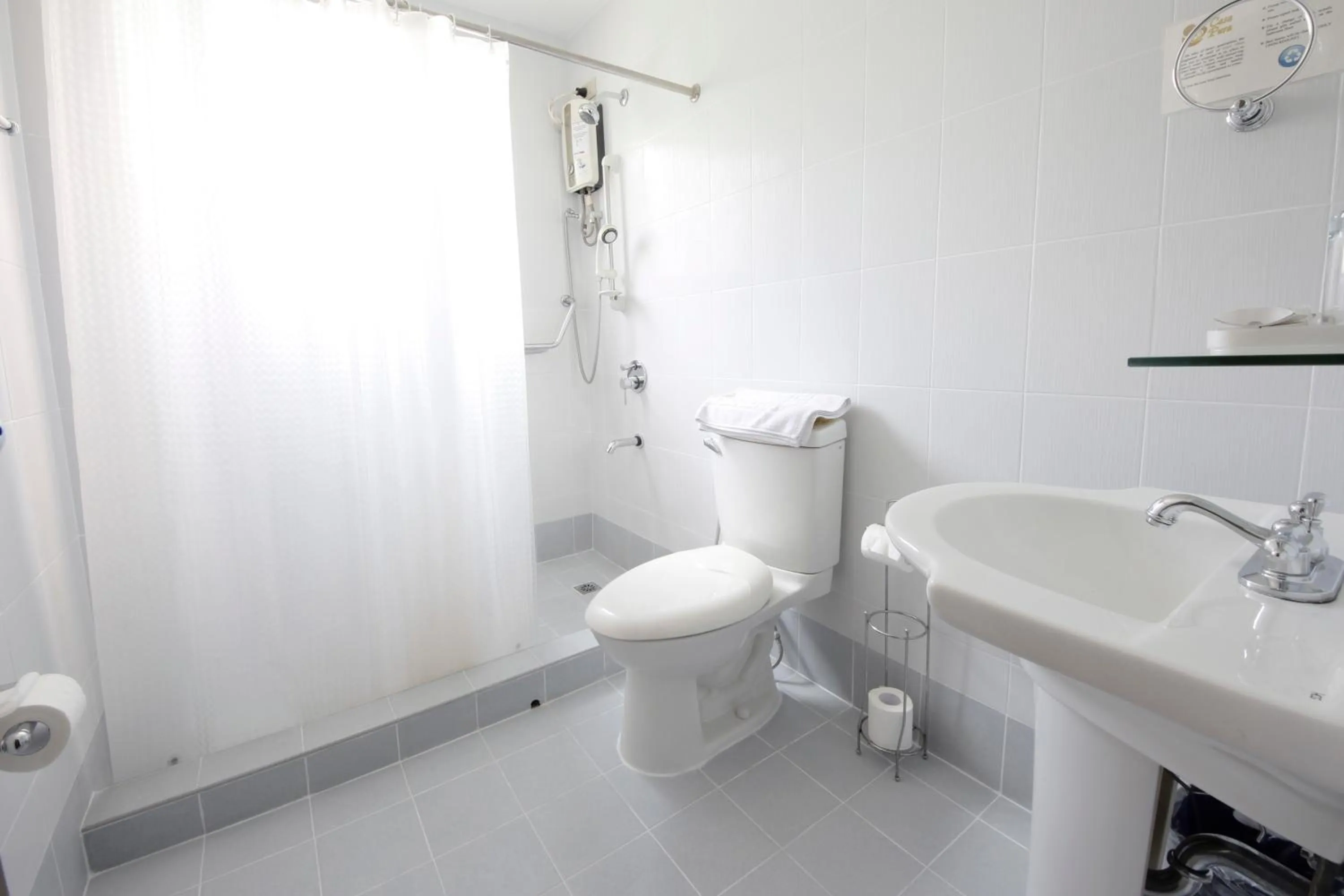 Shower, Bathroom in Casa Pura Inn and Suites