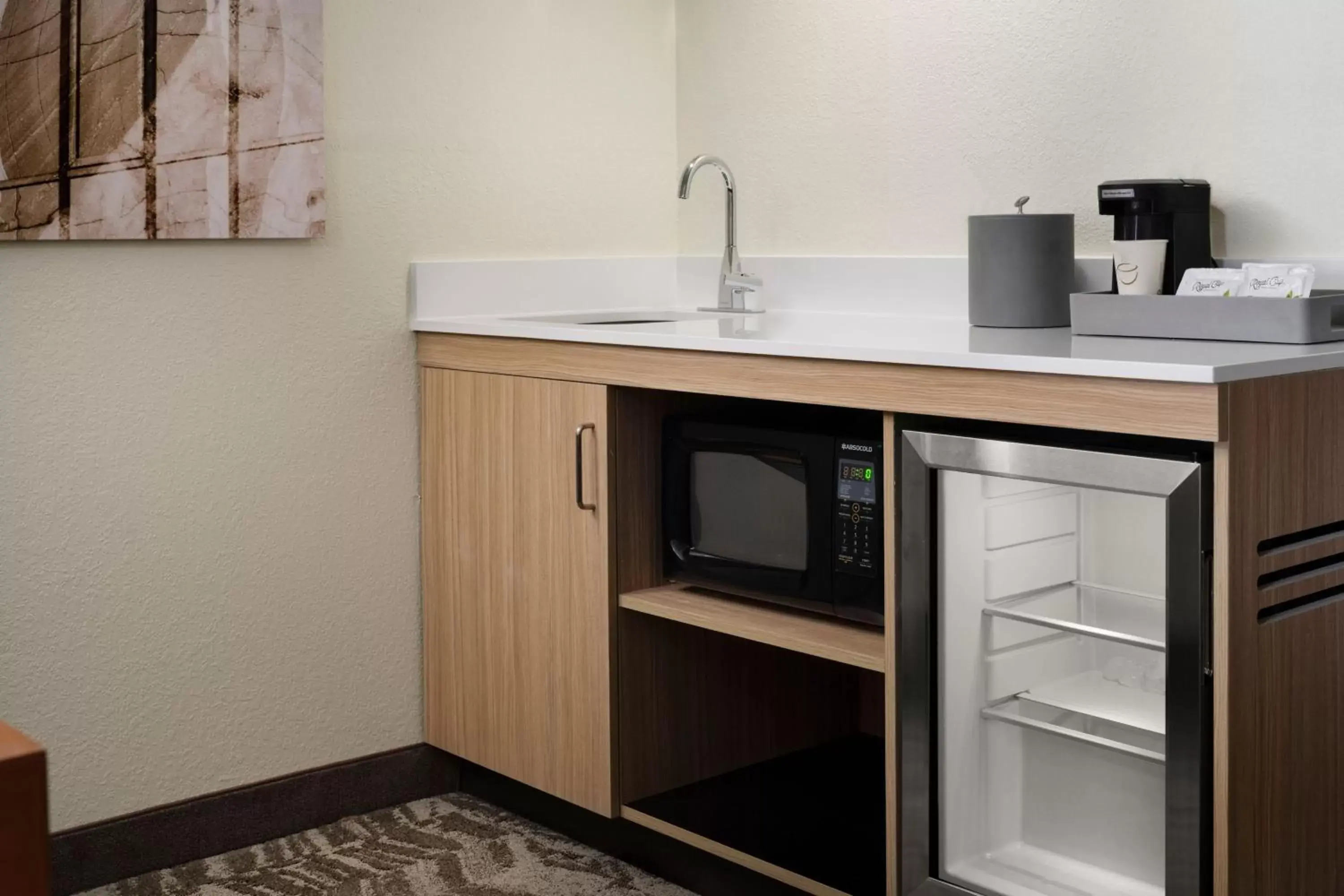 Bedroom, Kitchen/Kitchenette in SpringHill Suites Nashville MetroCenter