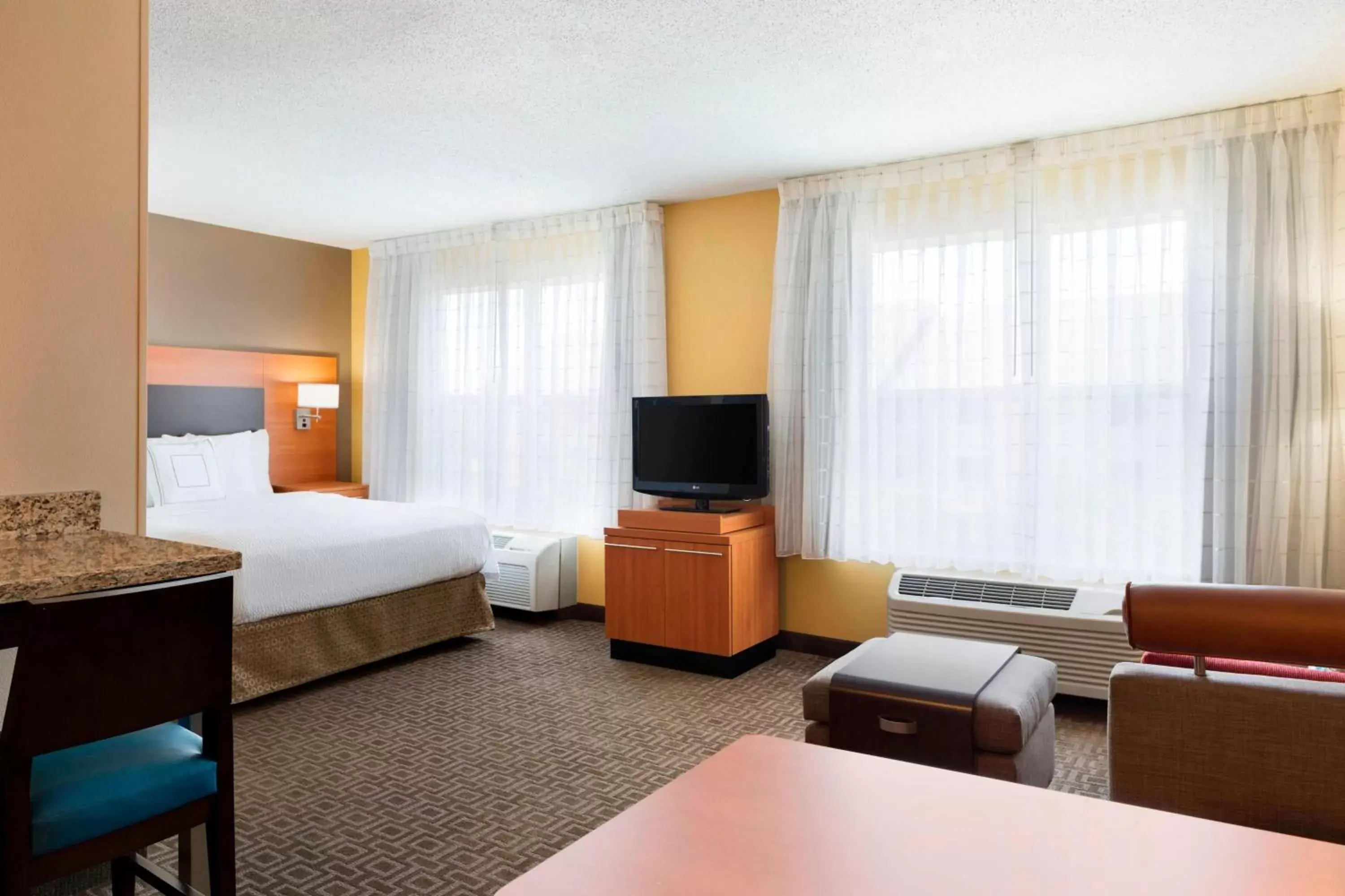 Bedroom, TV/Entertainment Center in TownePlace Suites by Marriott Chicago Naperville