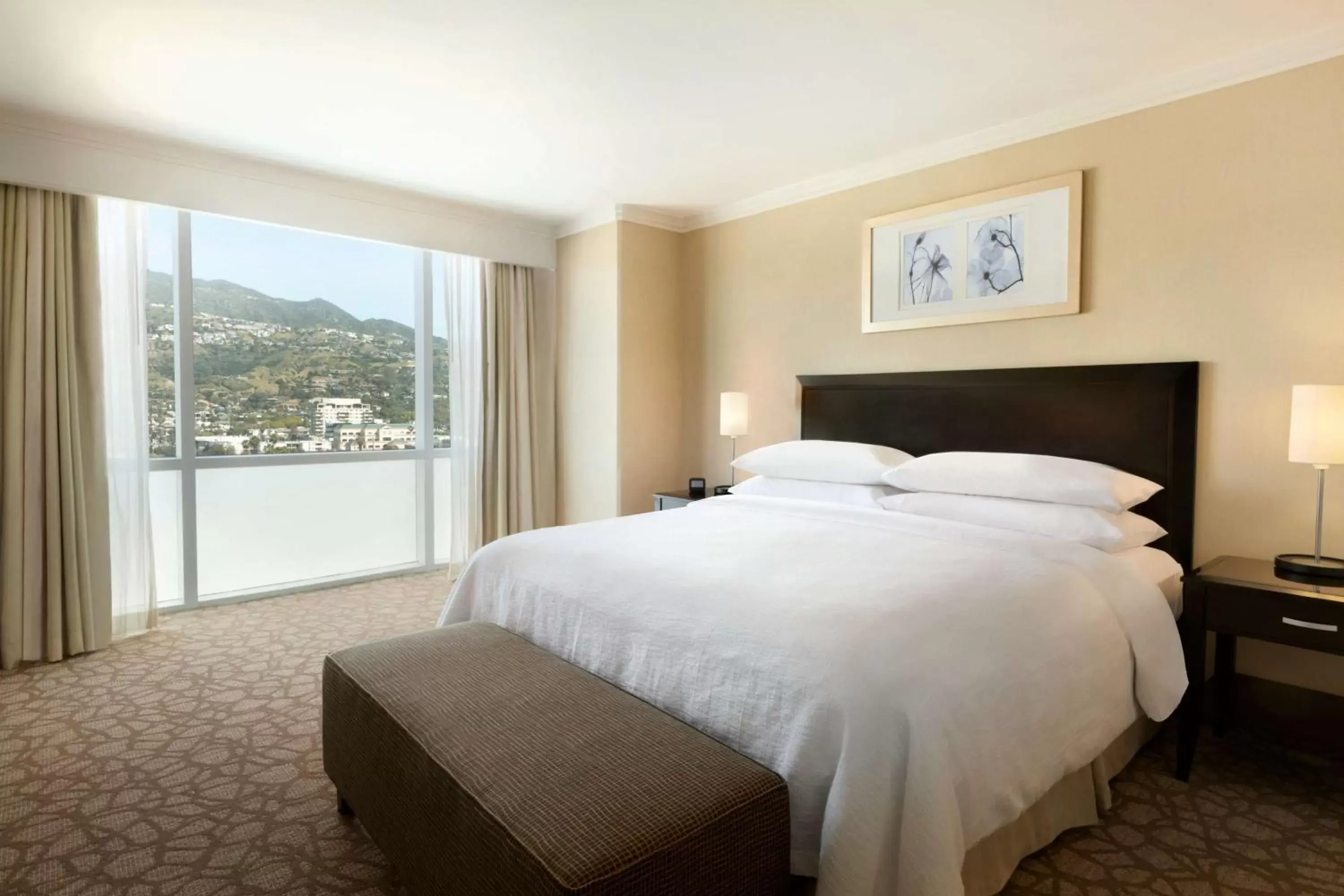 Bed in Embassy Suites Los Angeles Glendale