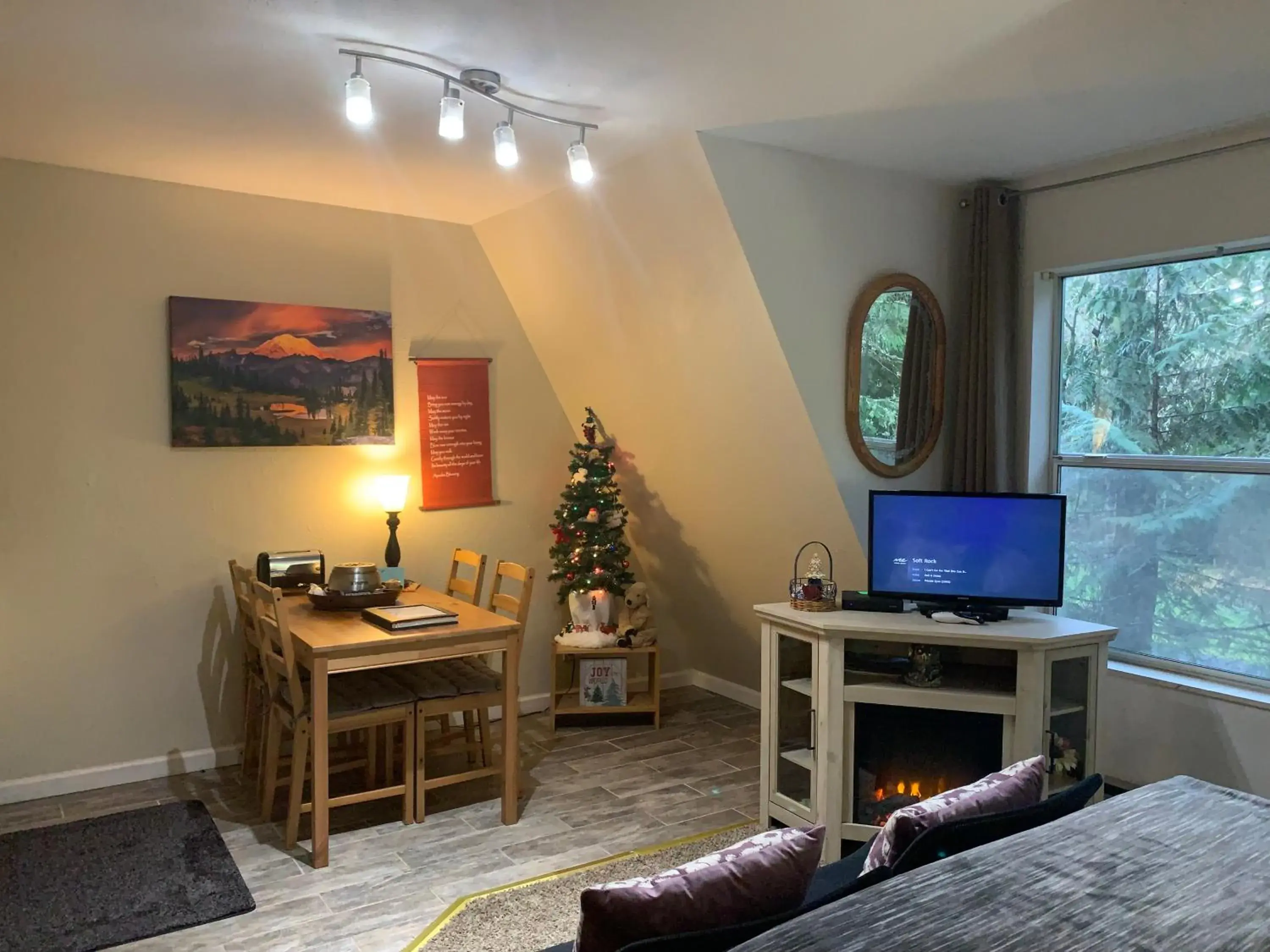 flat iron, TV/Entertainment Center in Mountain Meadows Inn