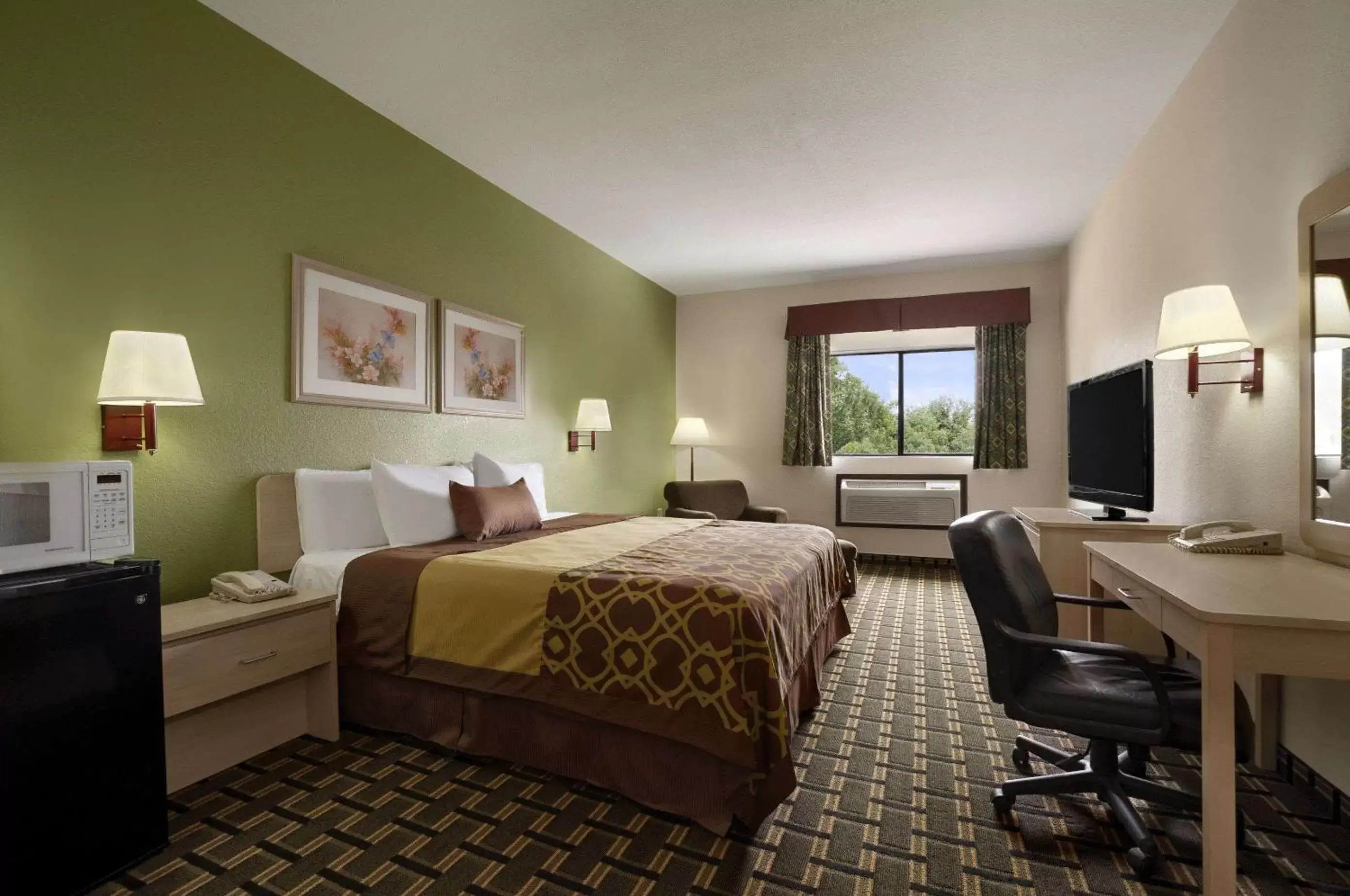 Photo of the whole room, Bed in Days Inn by Wyndham Childress