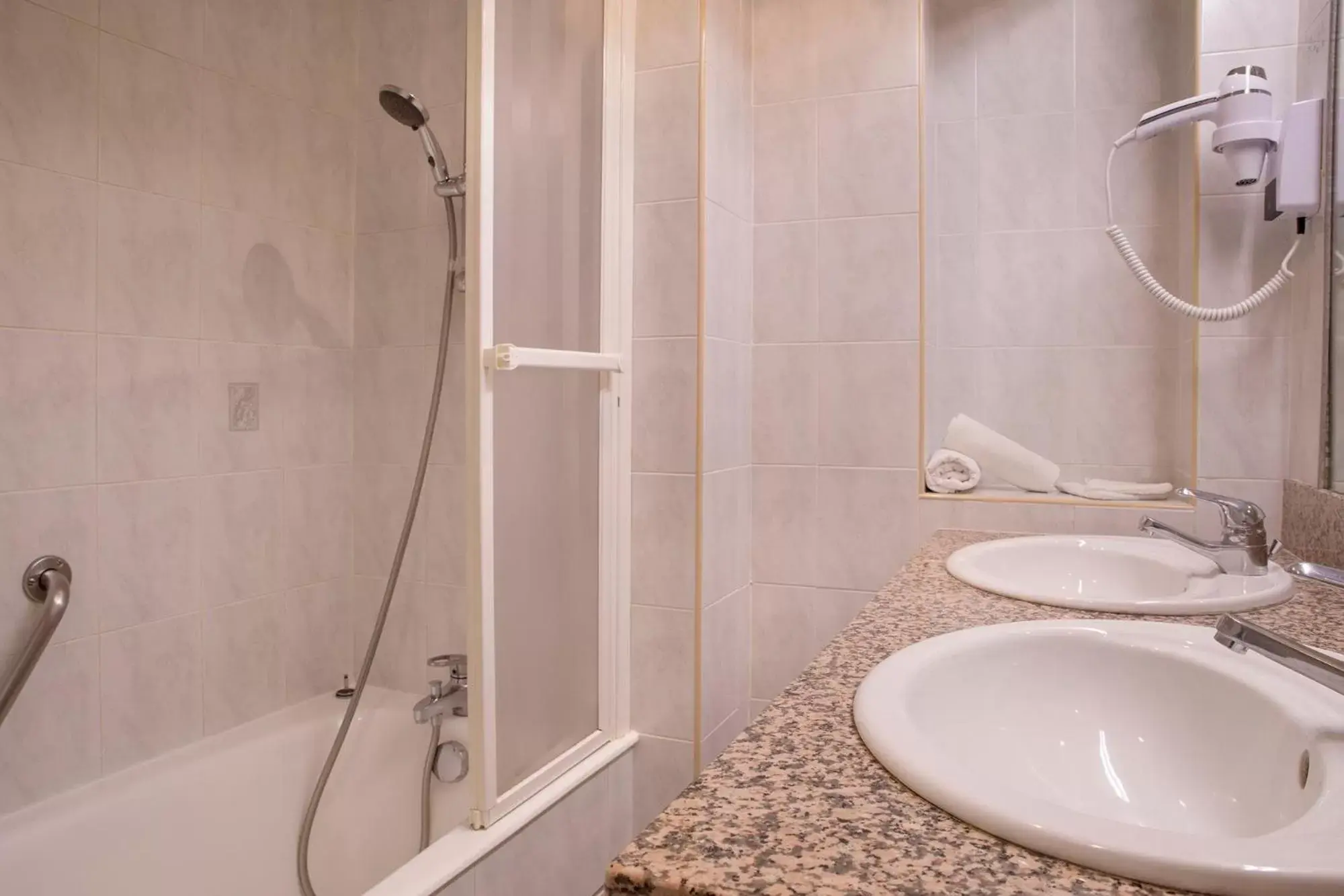 Bathroom in The Originals Boutique, Hôtel du Pont Roupt, Mende (Inter-Hotel)