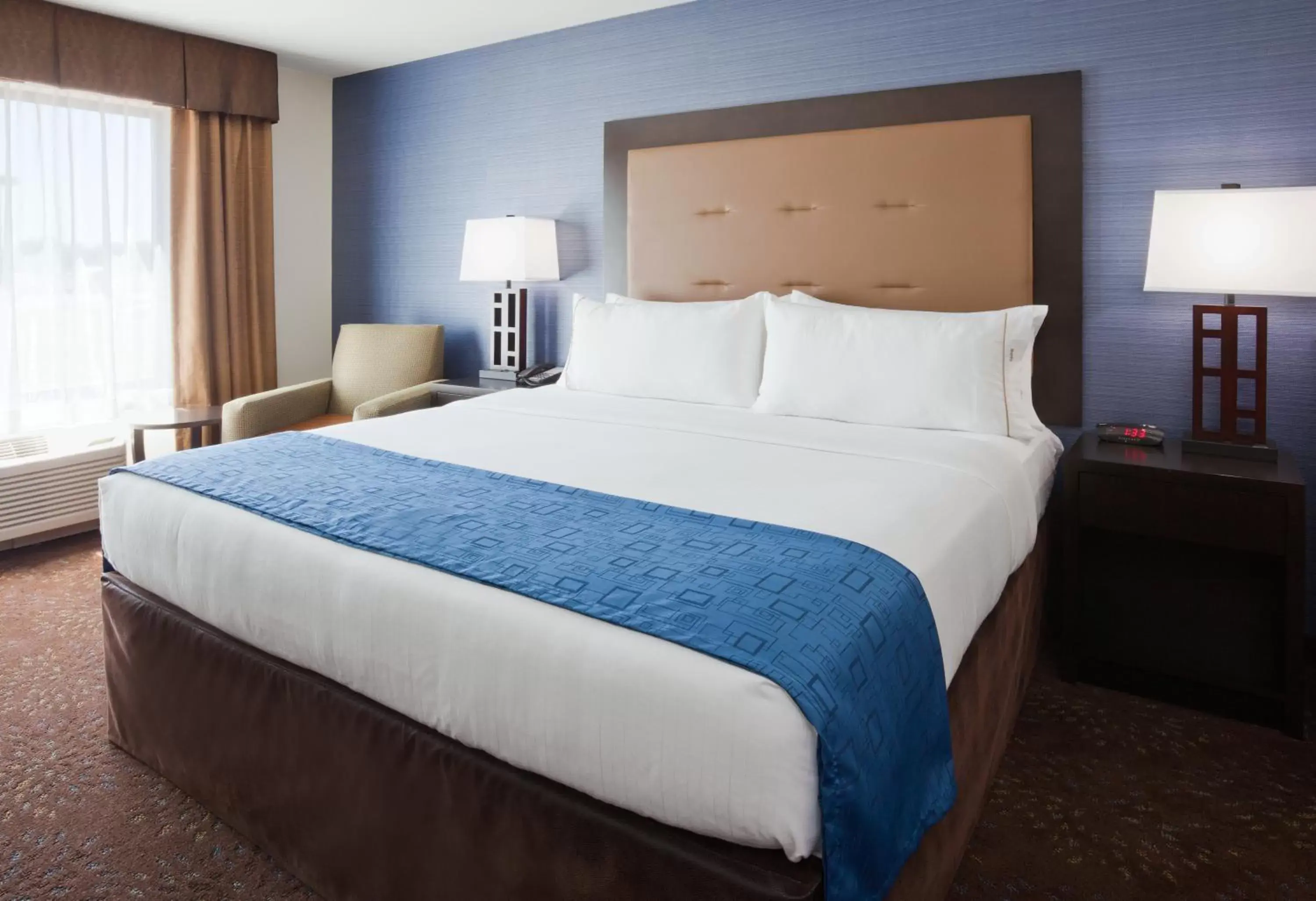 Photo of the whole room, Bed in Holiday Inn Express & Suites Fort Dodge, an IHG Hotel