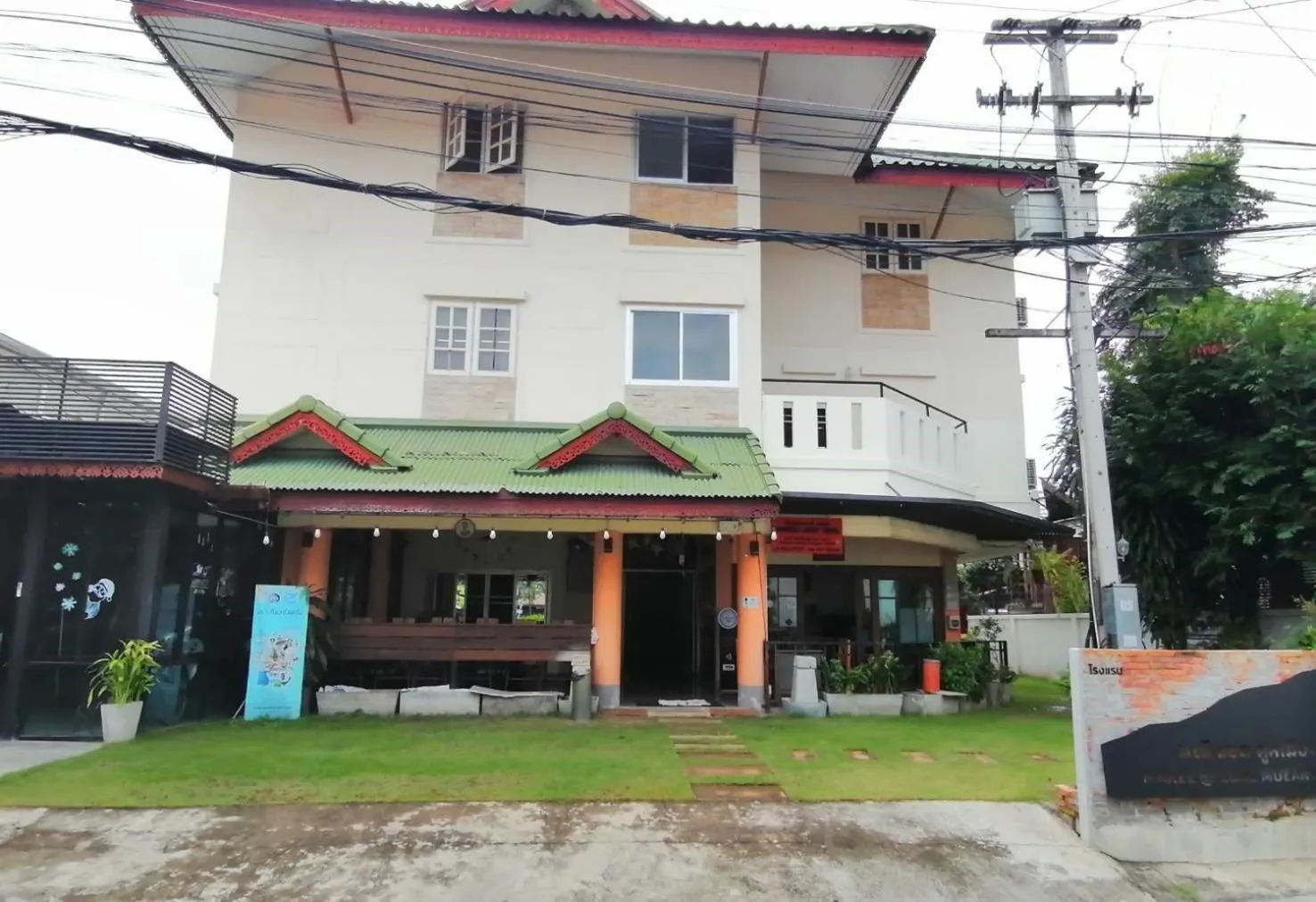 Property building in Manee Cool Mueang