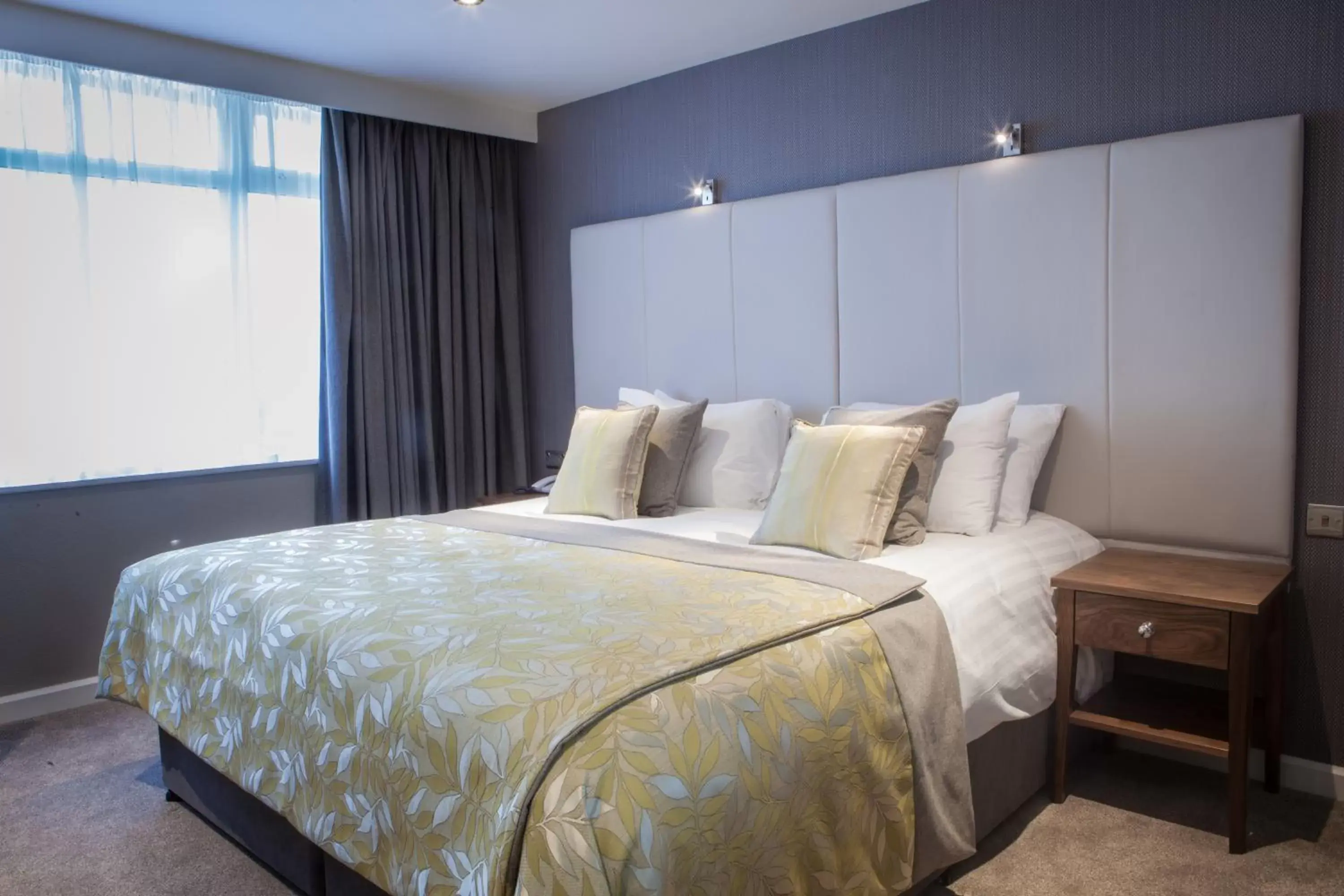 Bedroom, Bed in Four Seasons Hotel & Leisure Club