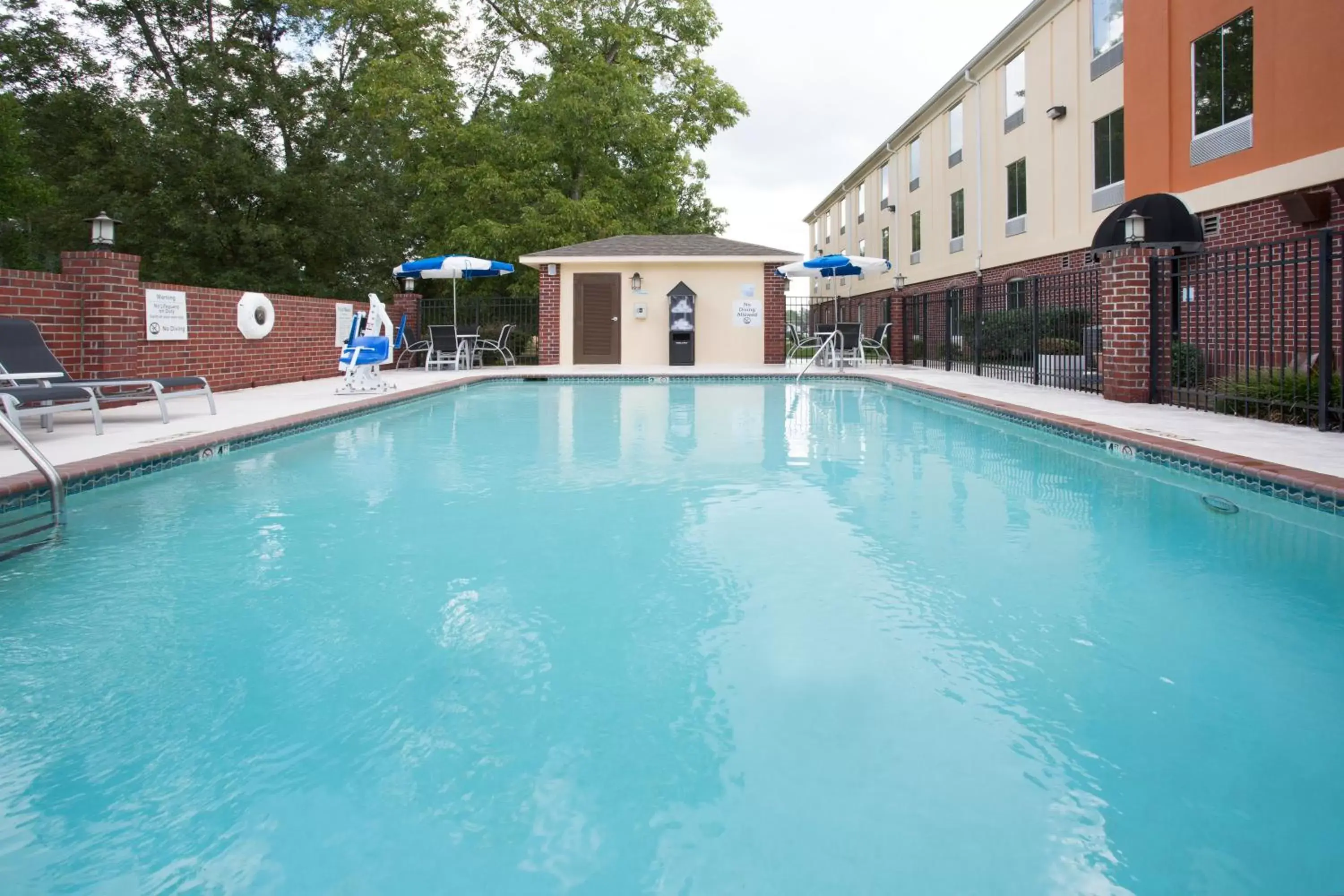 Swimming Pool in Holiday Inn Express Minden, an IHG Hotel