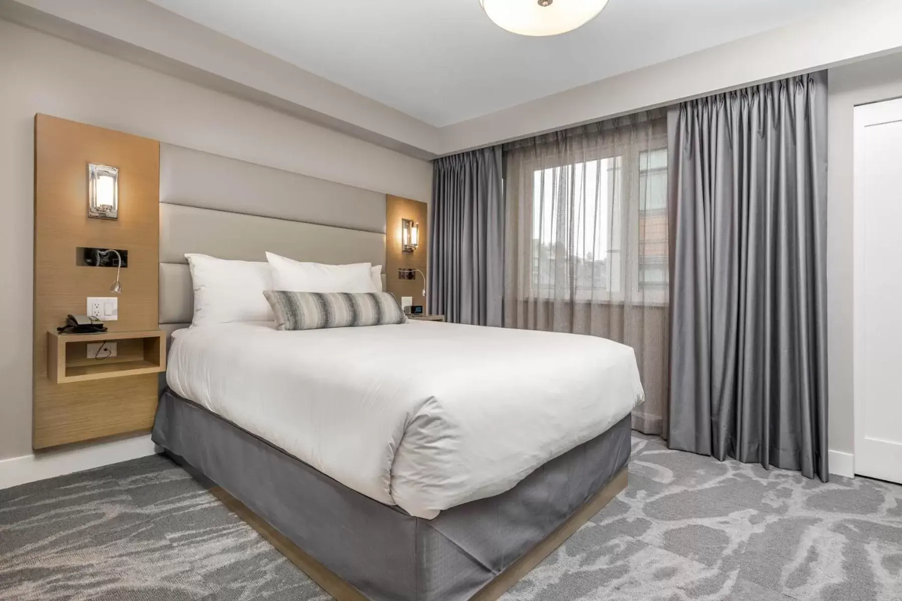 Bed in Coast Tsawwassen Inn Bed in Coast Tsawwassen Inn