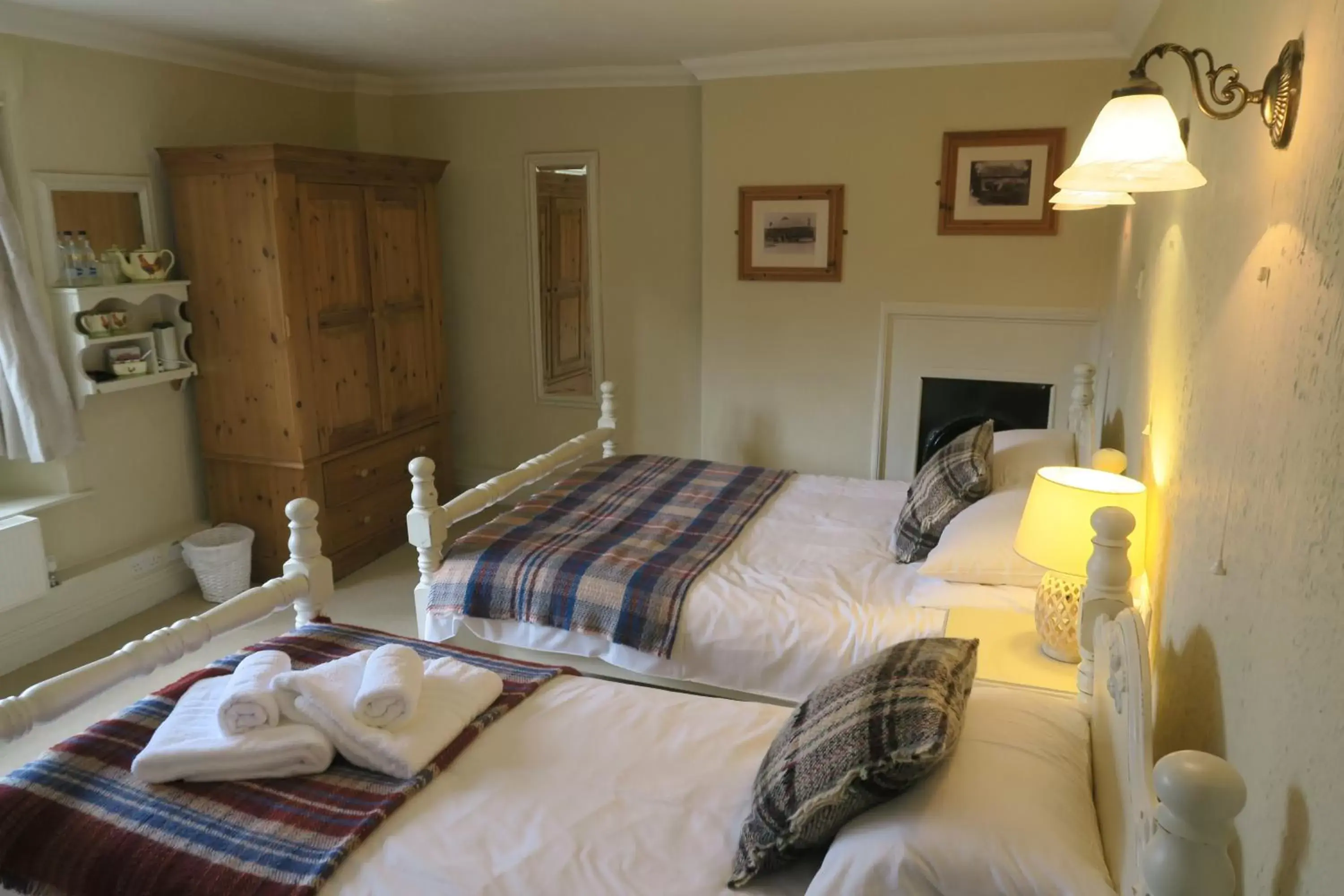 Photo of the whole room, Bed in The Helyar Arms