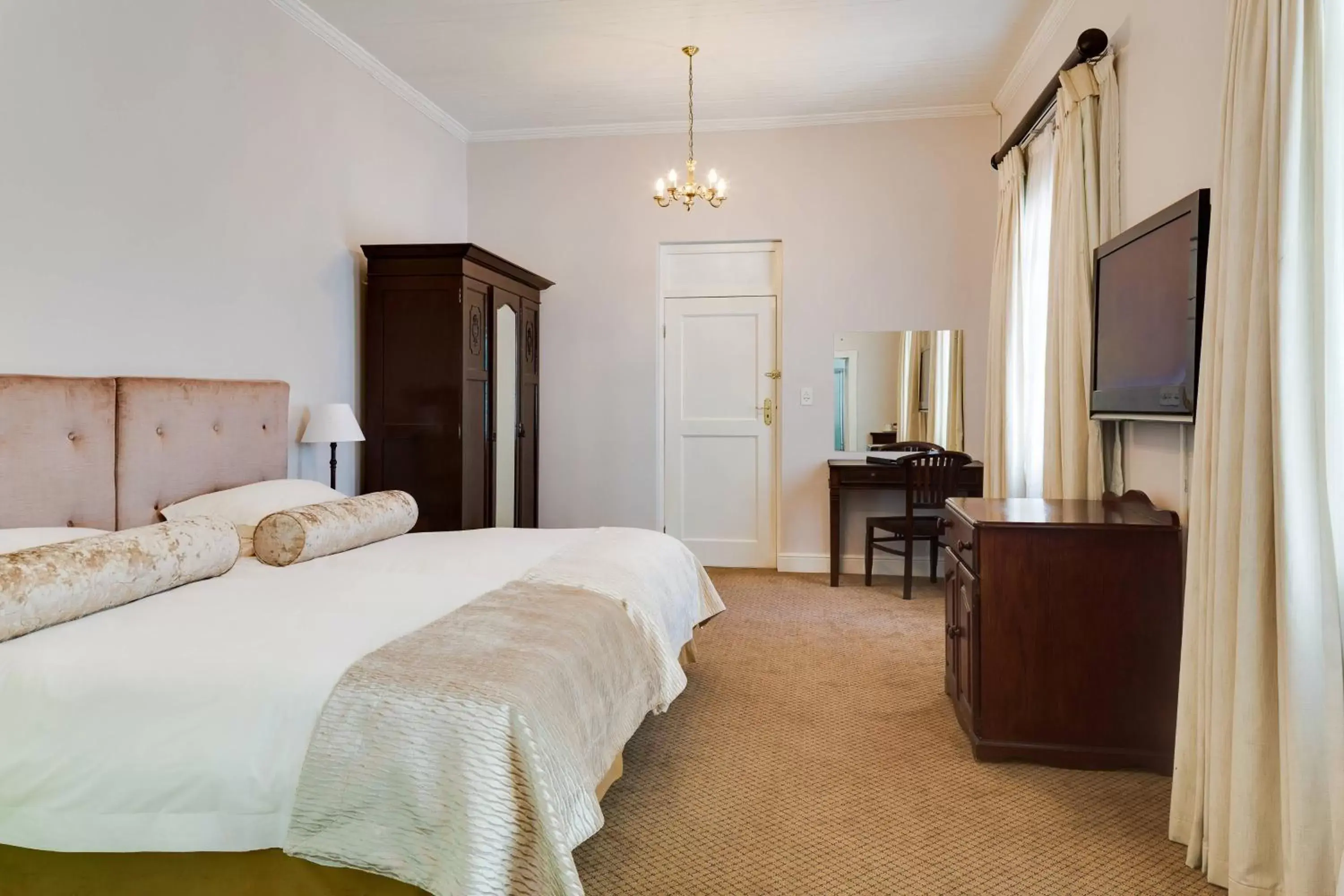 Photo of the whole room, Bed in Protea Hotel by Marriott Dorpshuis & Spa Stellenbosch