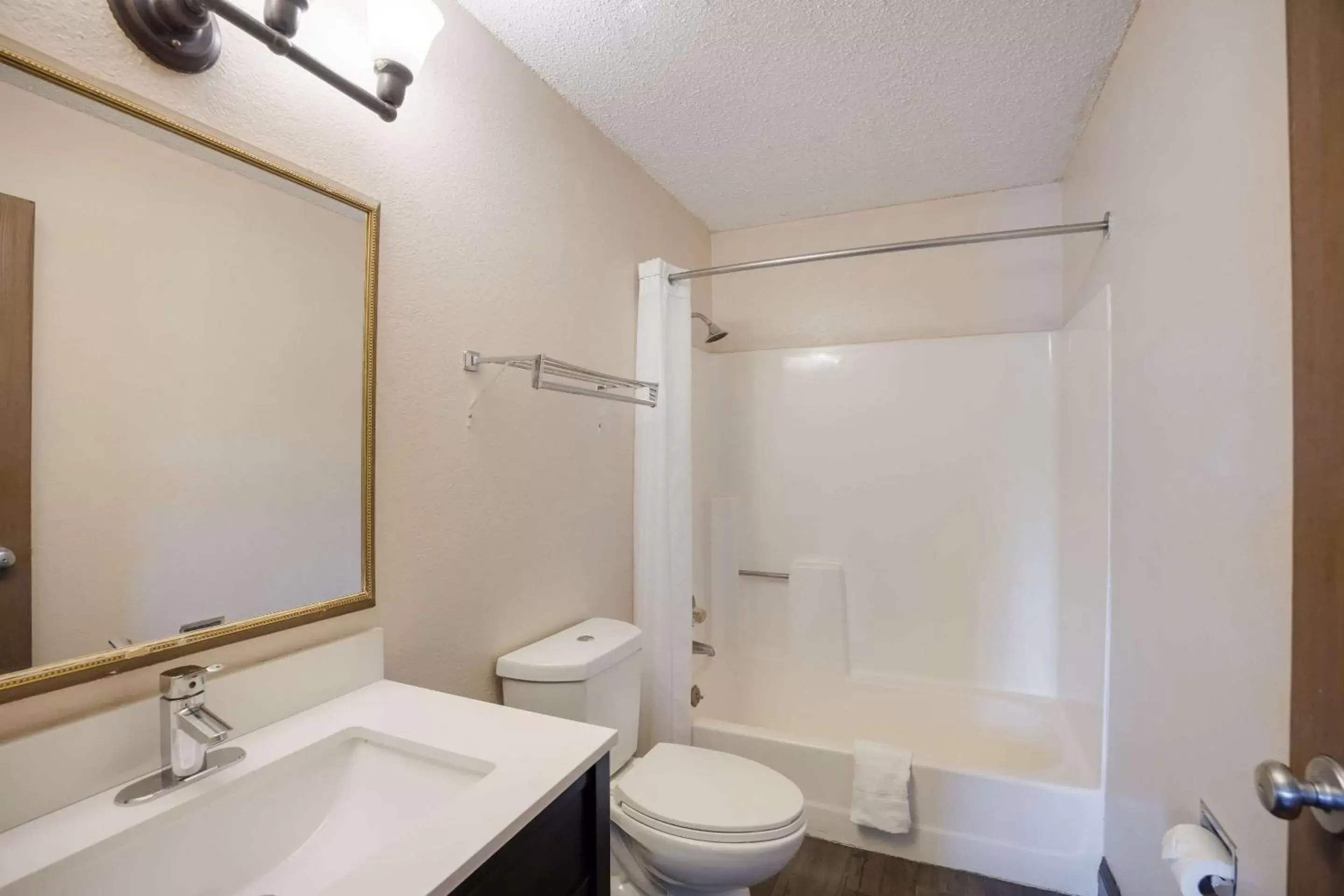 Bedroom, Bathroom in Rodeway Inn