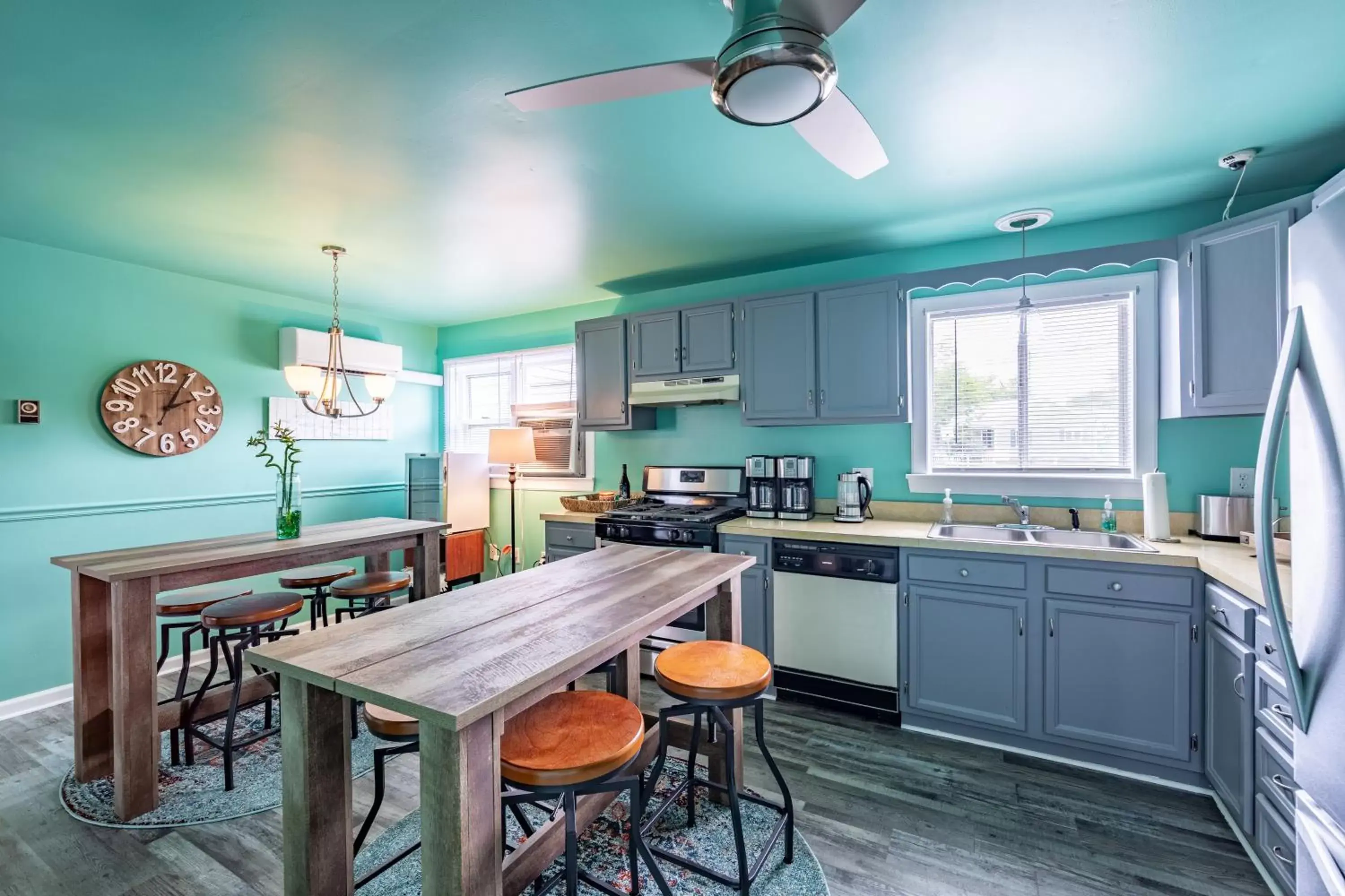 Property building, Kitchen/Kitchenette in Ocean Glass Inn