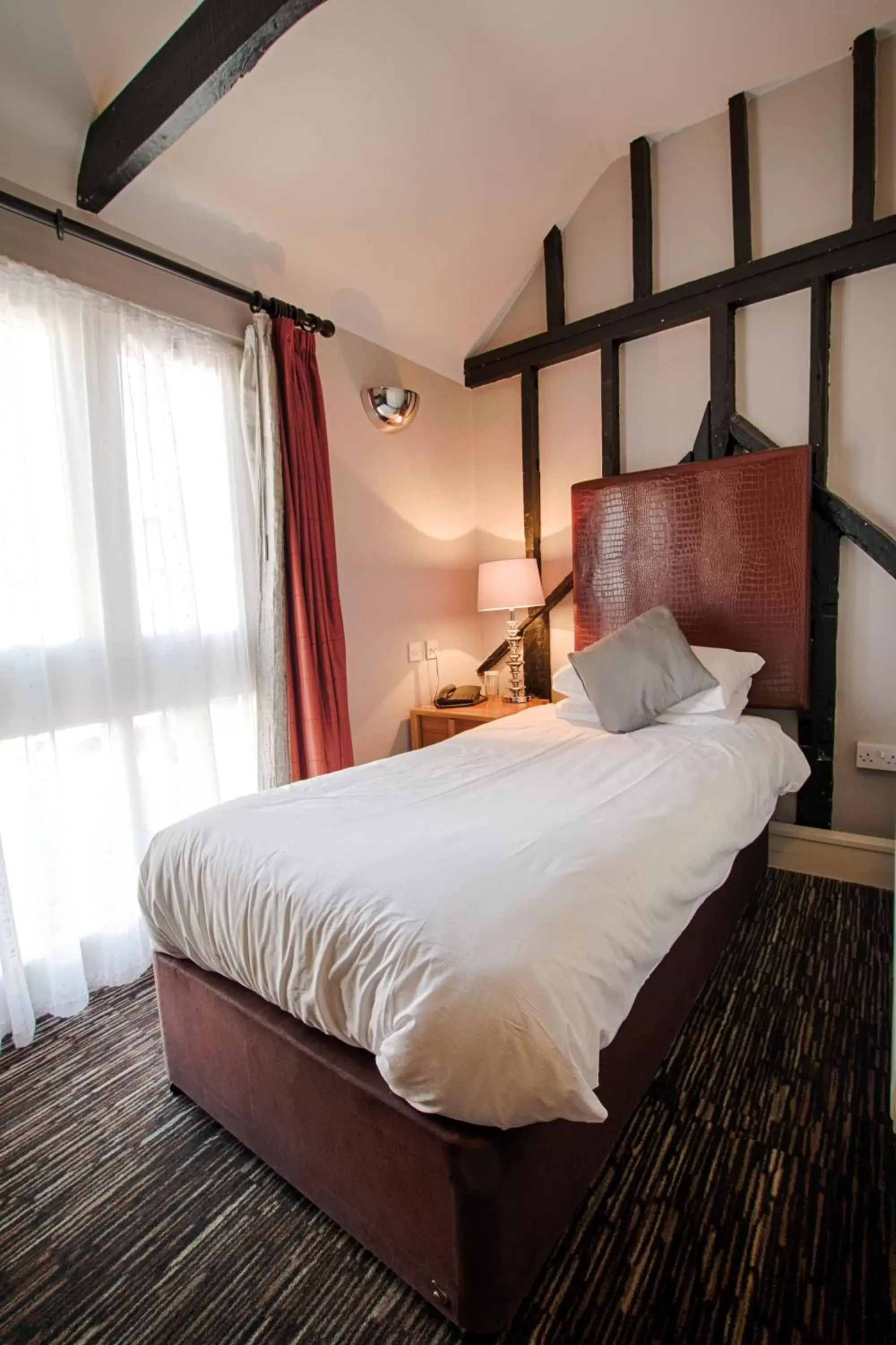 Bedroom, Bed in The Saracens Head Hotel