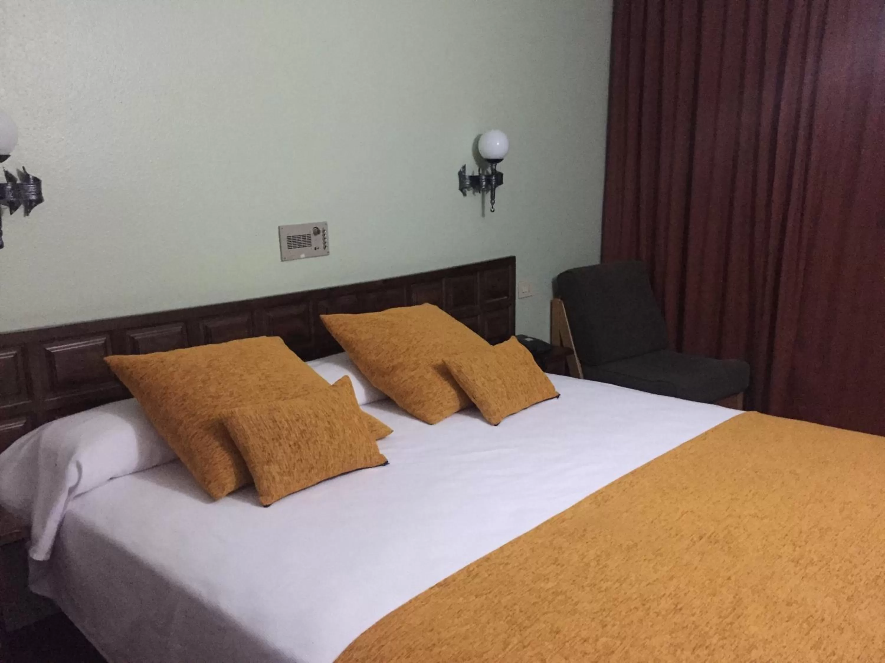 Balcony/Terrace, Bed in Hotel Folch