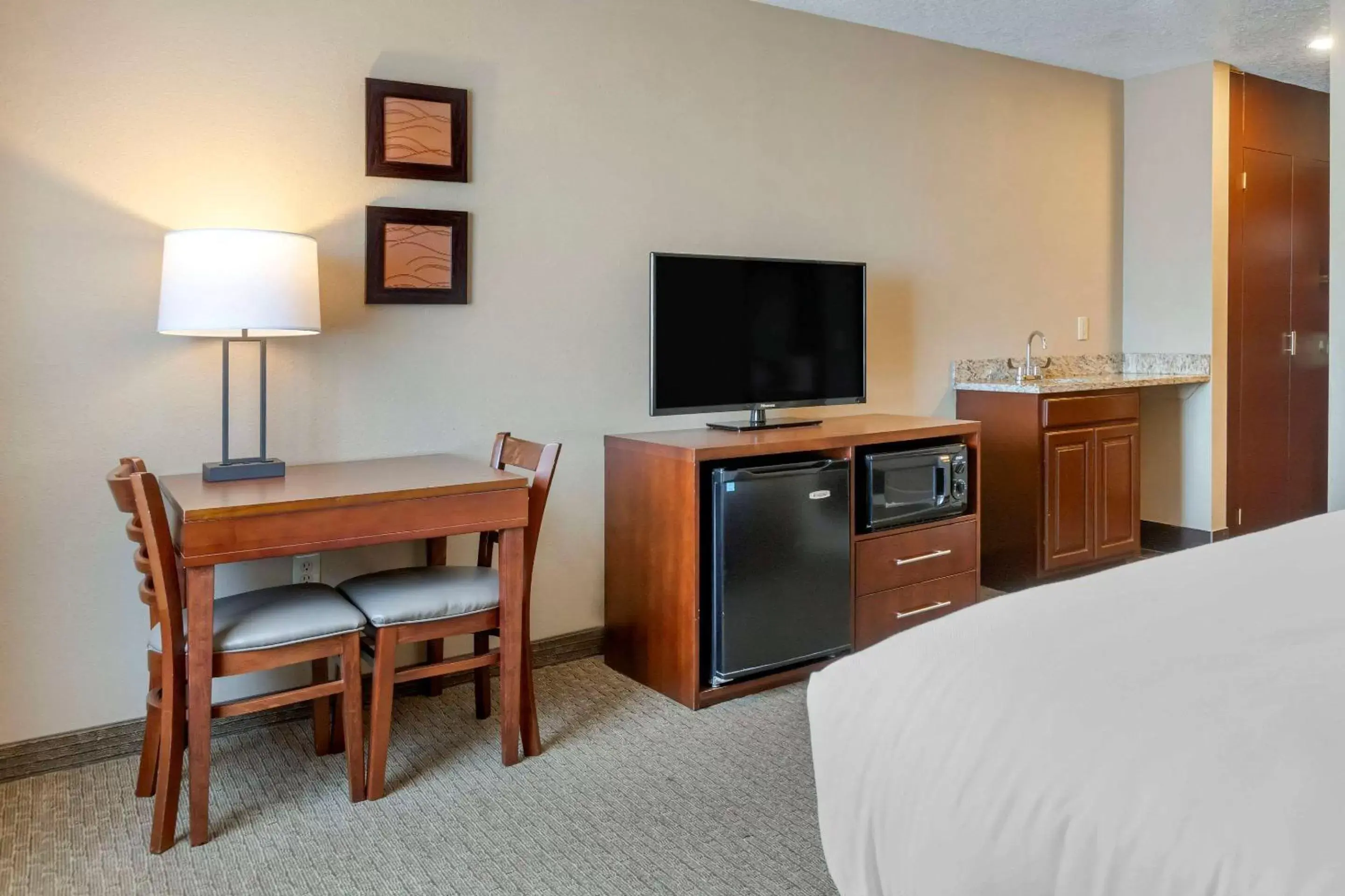 TV and multimedia, TV/Entertainment Center in Comfort Inn