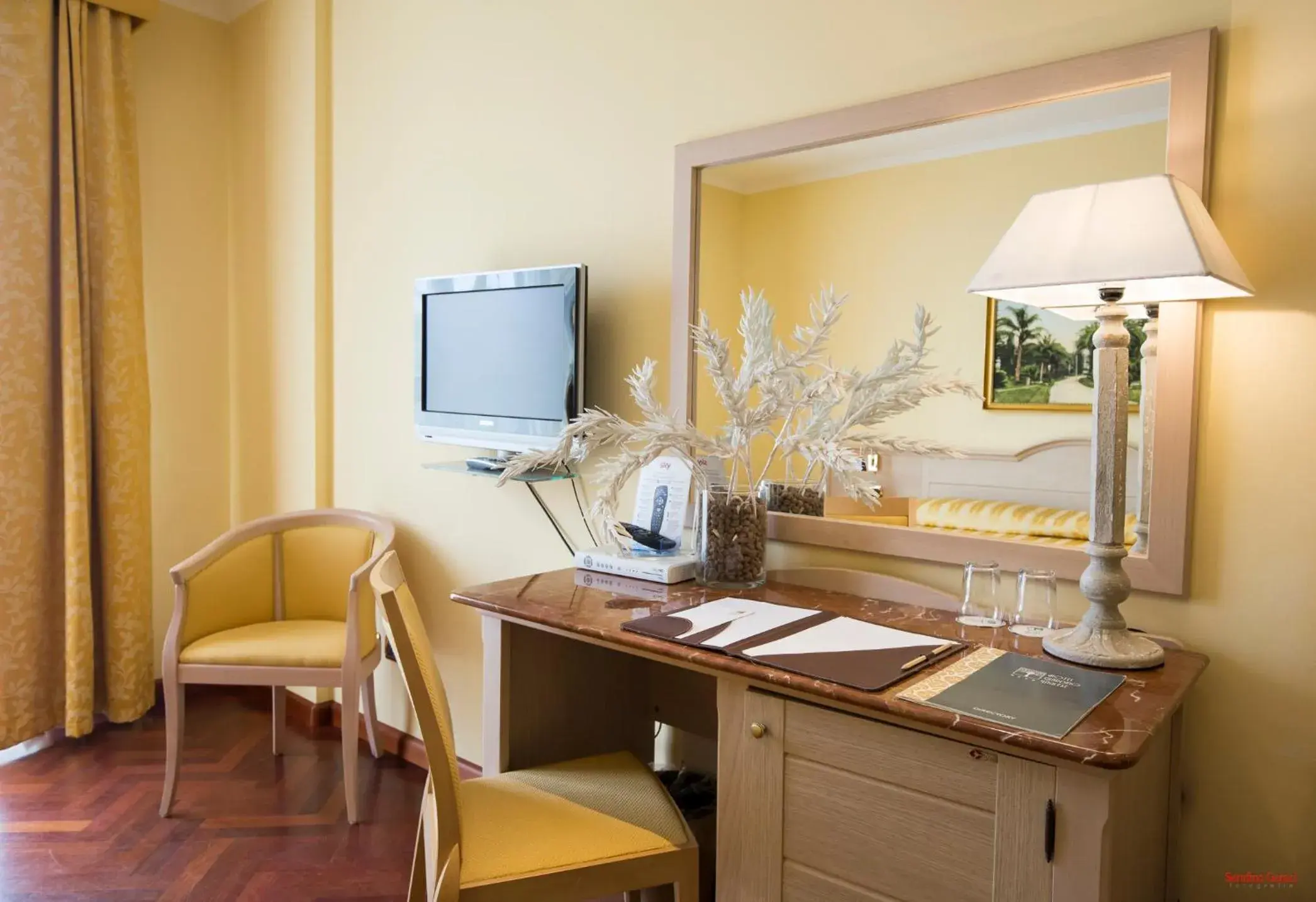 TV and multimedia, TV/Entertainment Center in Hotel Giardino Inglese